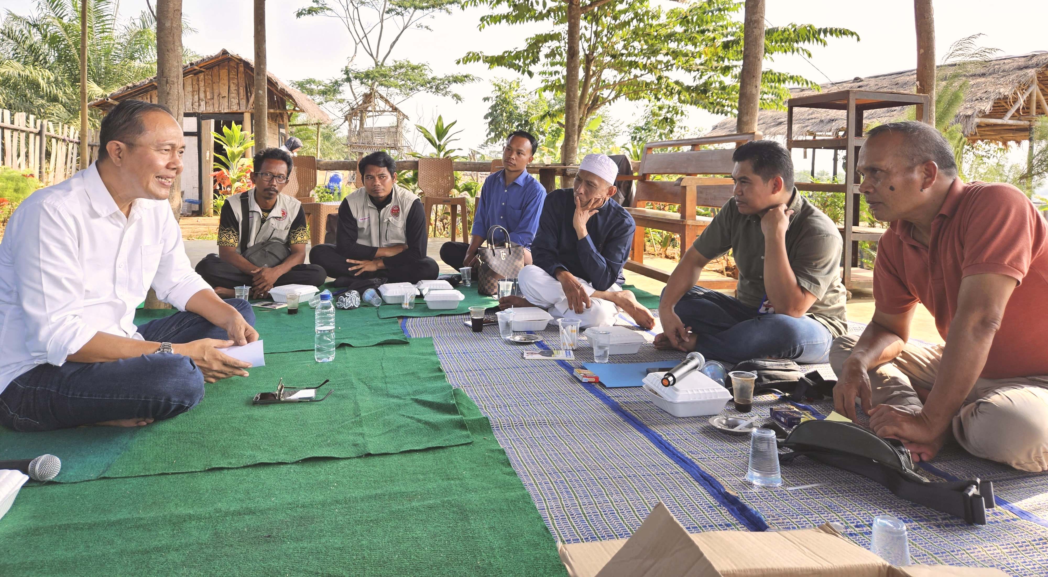 H Ayep Zaki (kiri) berdiskusi dengan Pemuda Tani Merah Putih.