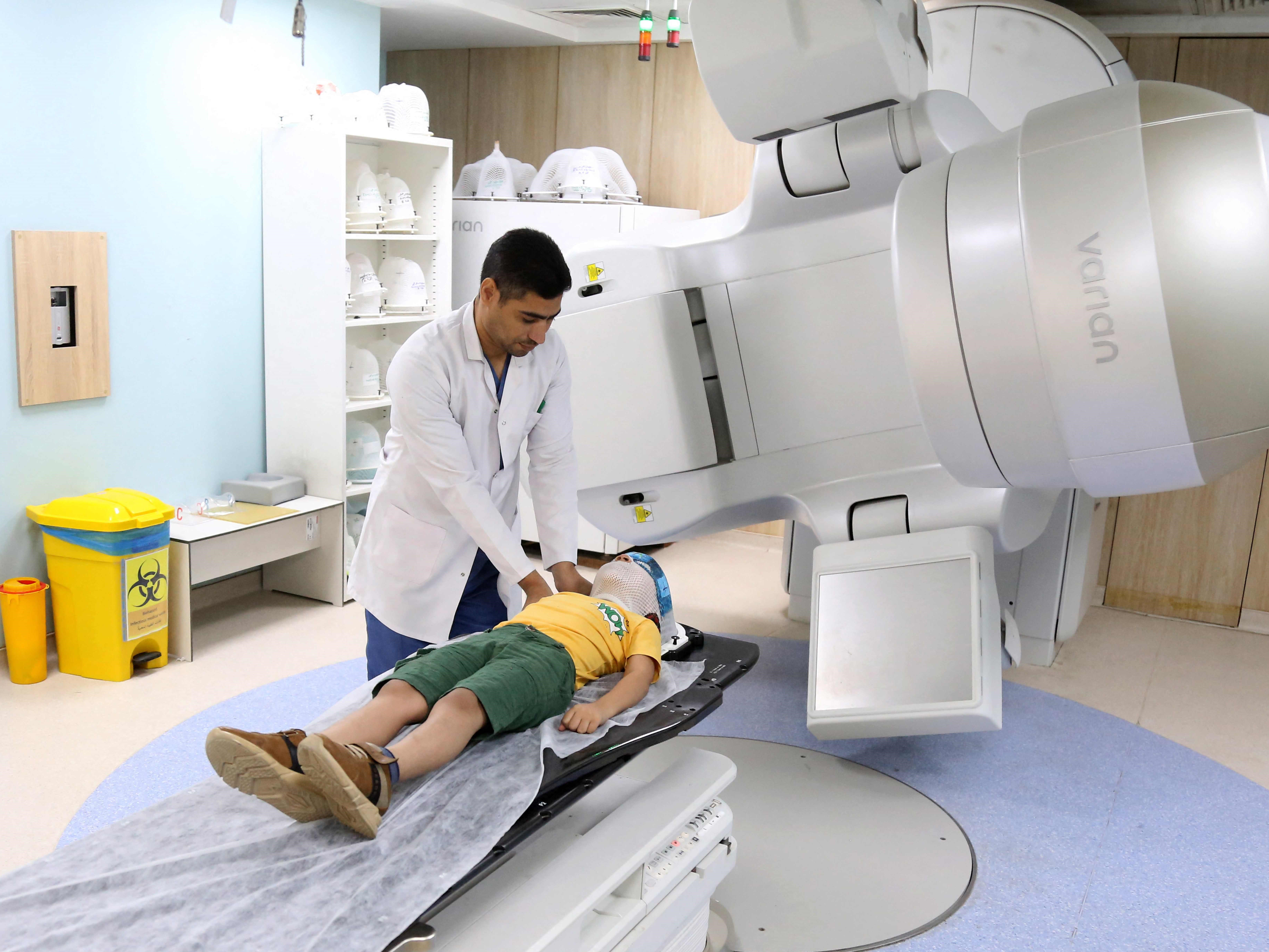 Seorang anak laki-laki menjalani radioterapi di Rumah Sakit Onkologi Warith.