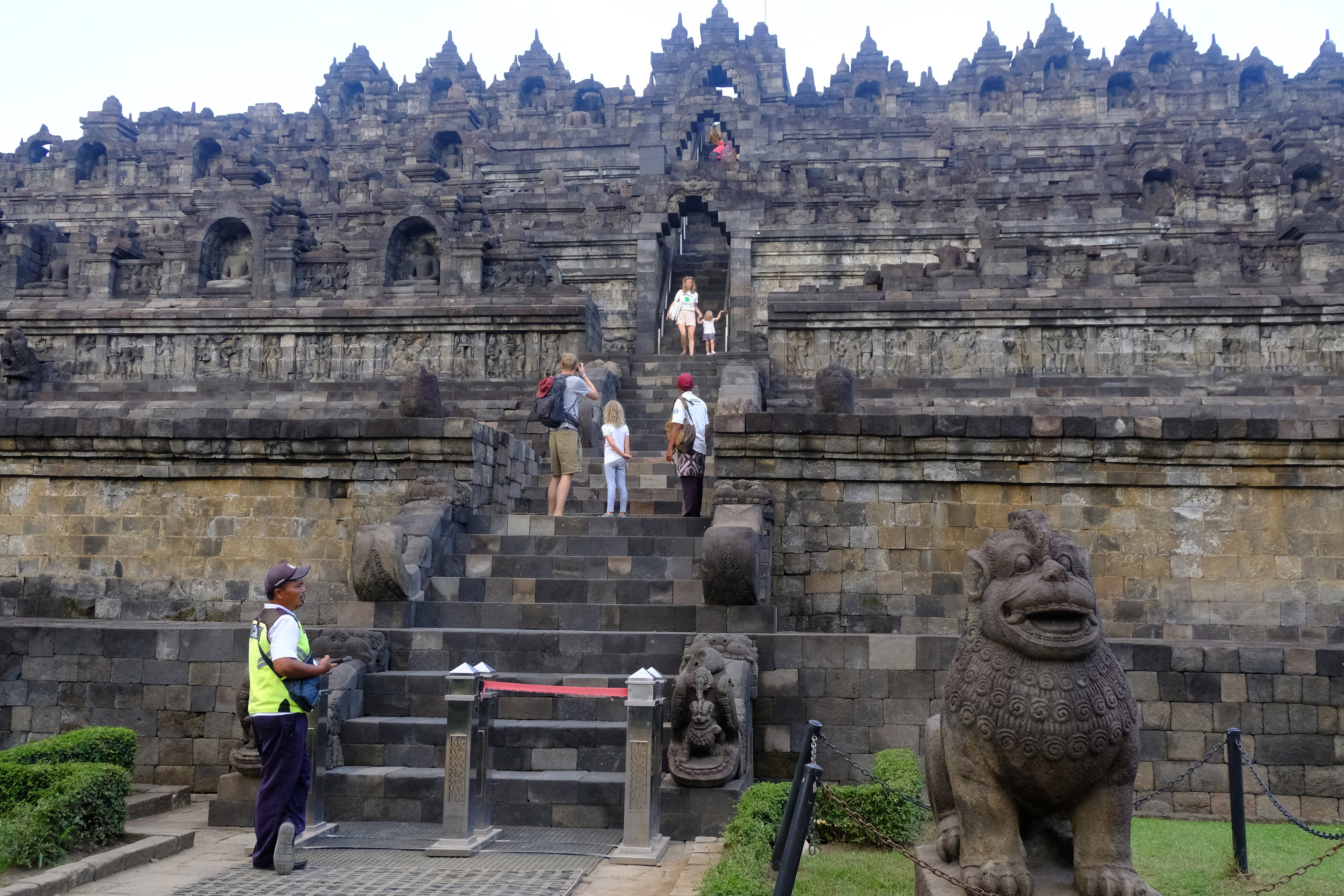 Wisatawan di Candi Borobudur.