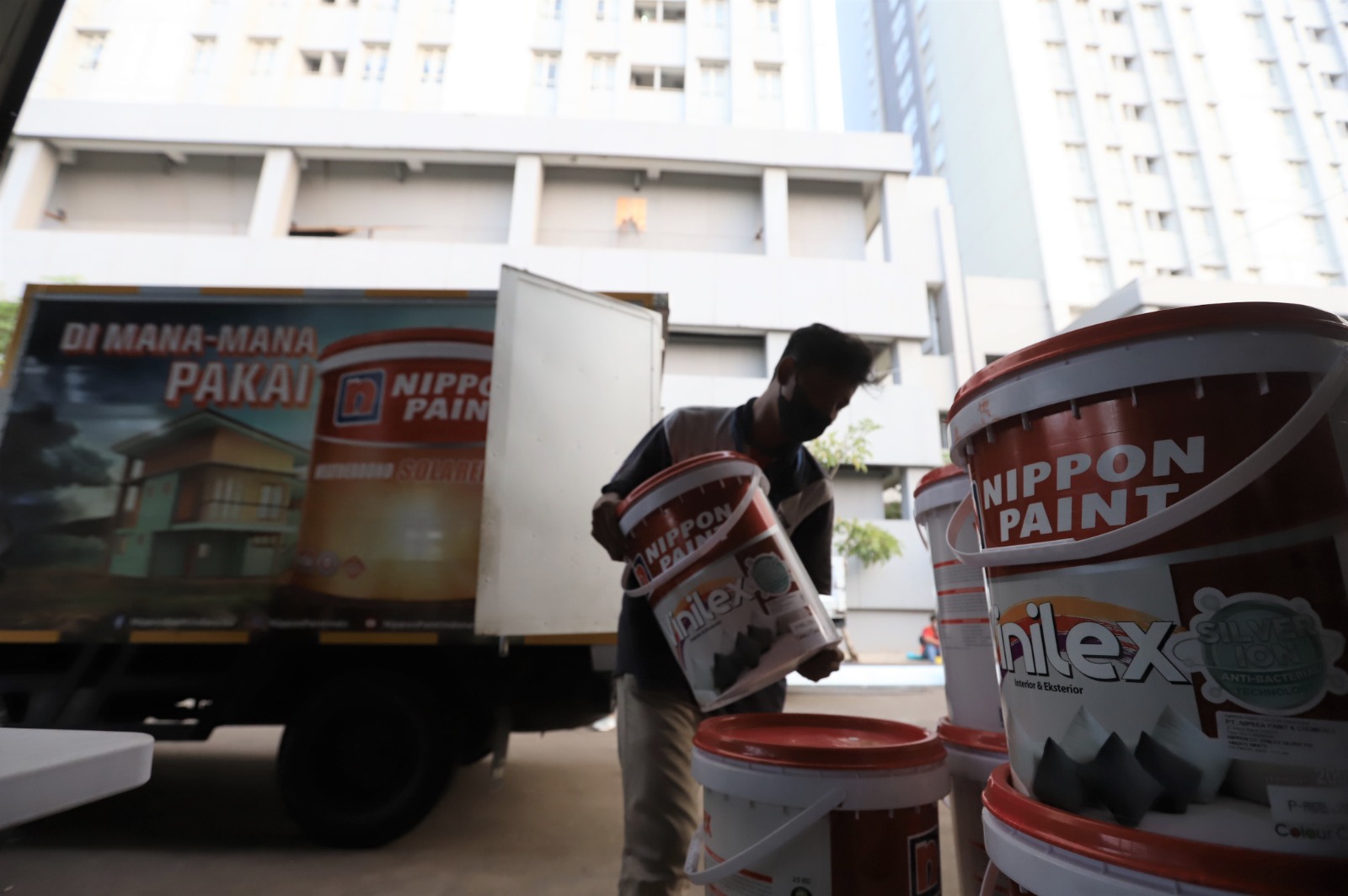 Proses distribusi cat Nippon Paint