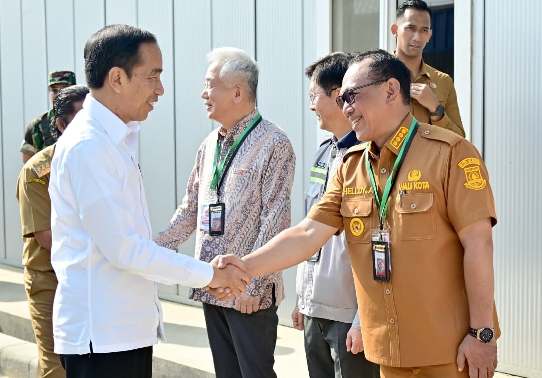 Presiden Jokowi bersalaman dengan Wali Kota Cilegon Helldy Agustian saat mengunjungi PT Lotte Chemical Indonesia di Kota Cilegon, Banten.