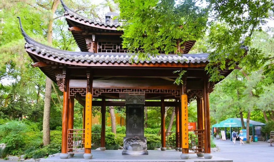 Salah satu dari banyak tempat bersejarah yang ada di Hangzhou adalah Kuil Lingyin (Língyǐn Sì), yang didirikan pada tahun 326 SM.