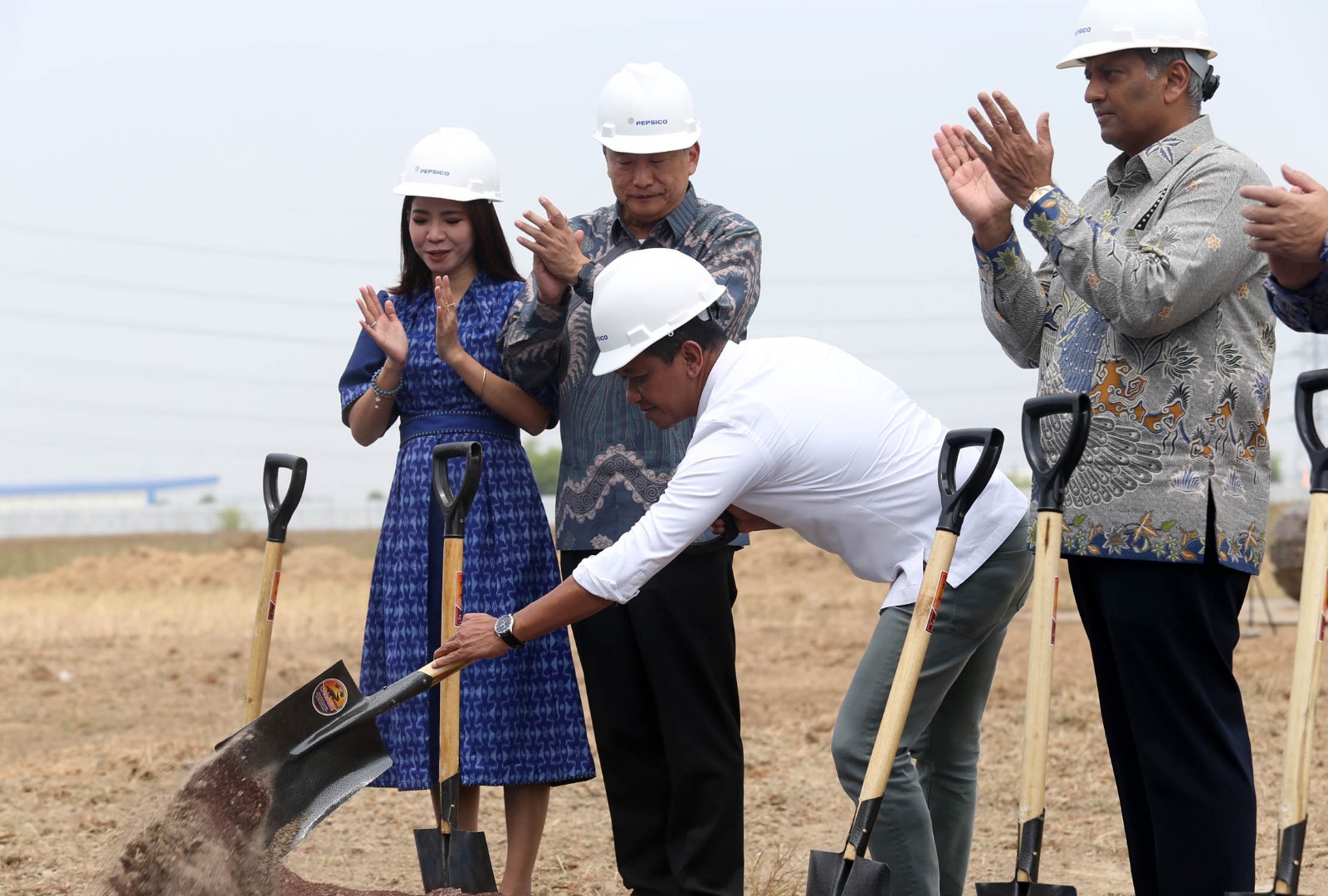 Menteri Investasi Republik Indonesia/ Kepala Badan Koordinasi Penanaman Modal (BKPM) Bahlil Lahadalia meletakkan batu pertama pabrik PepsiCO