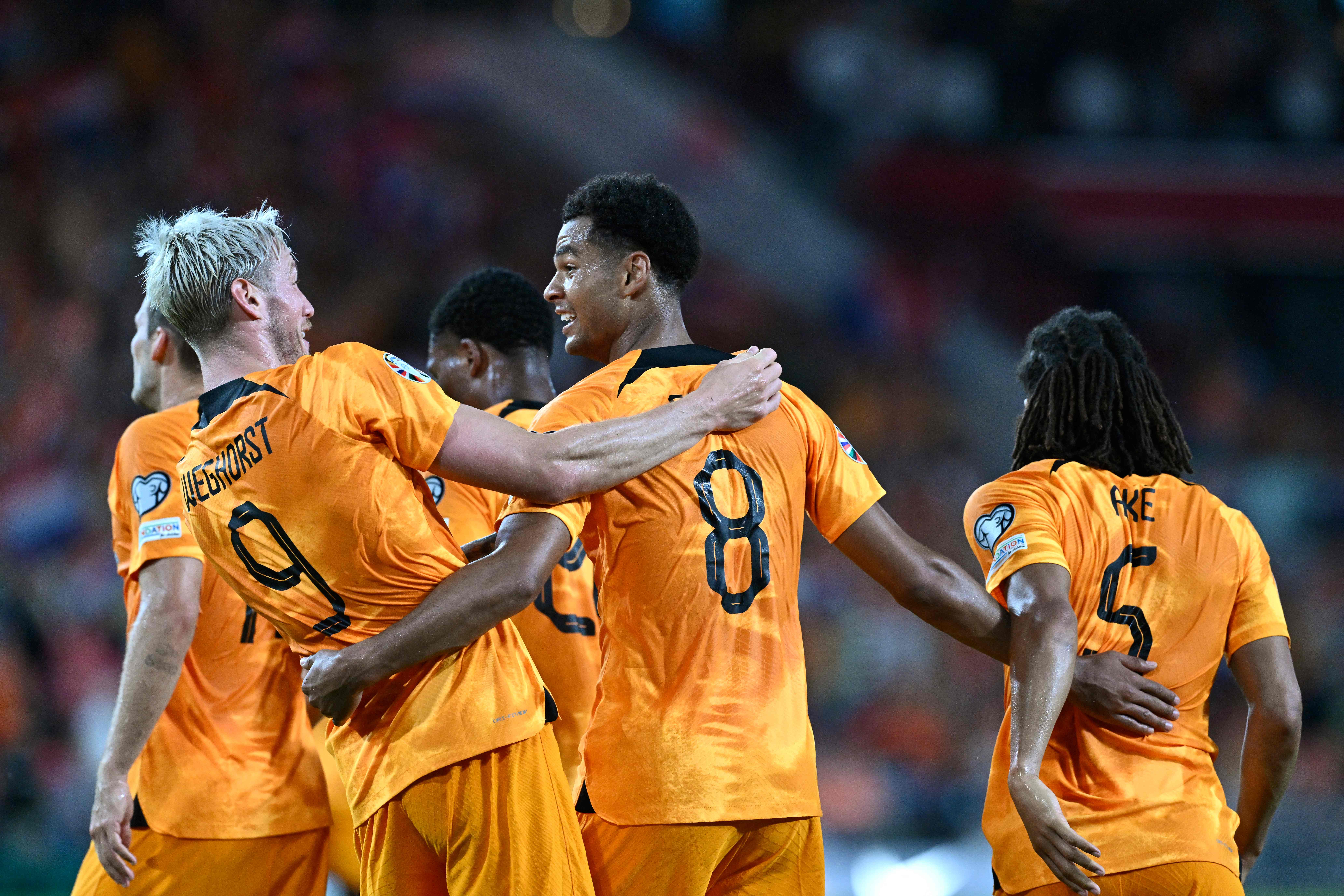 Penyerang Belanda Cody Gakpo (tengah) melakukan selebrasi usai mencetak gol ke gawang Yunani di laga kualifikasi Piala Eropa 2024.