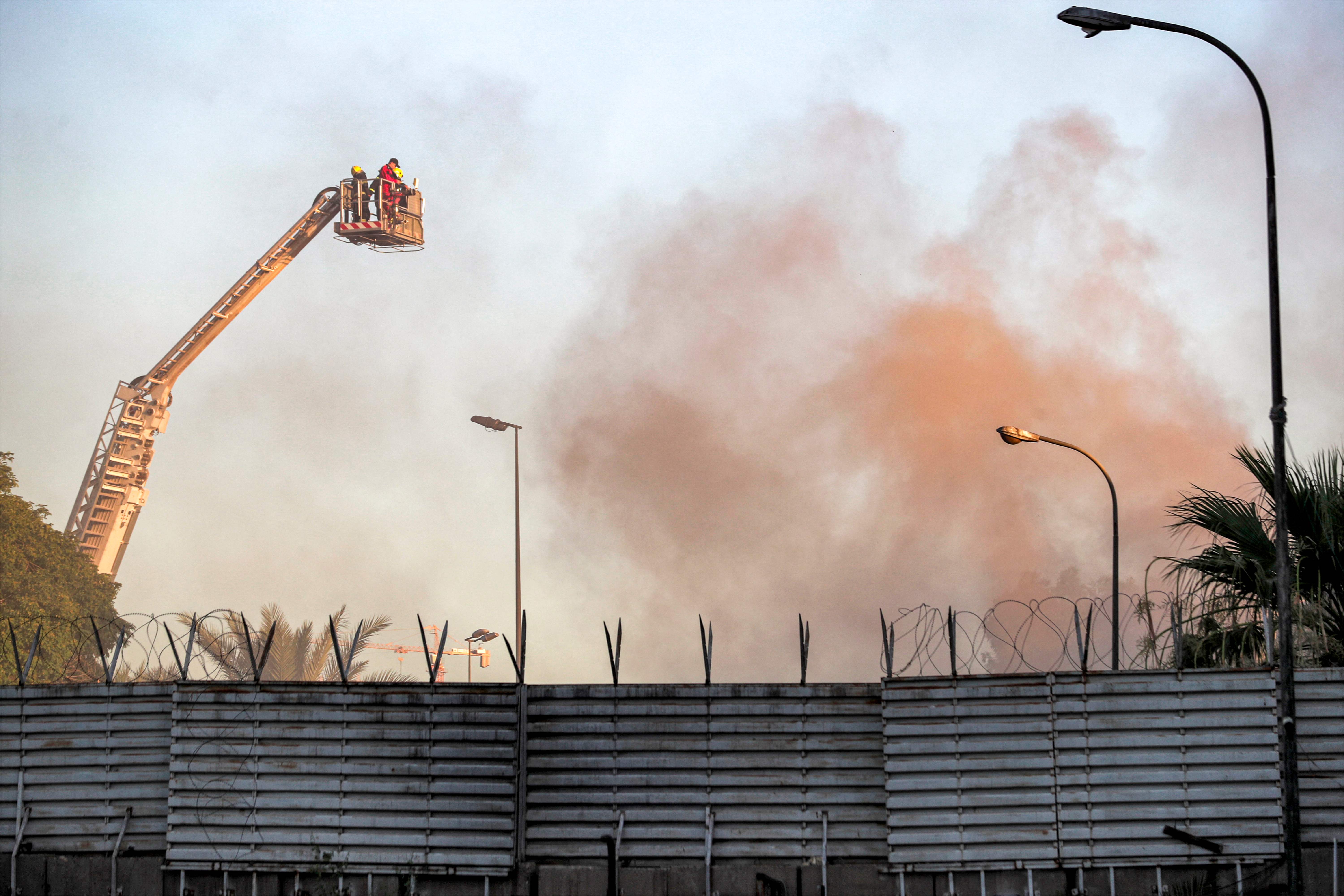 Petugas berusaha memadamkan api setelah demonstran menyerbu Kedutaan Besar Swedia di Baghdad, Irak, 20 Juli lalu. 