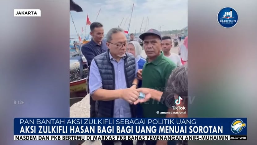 Ketum PAN Zulkifli Hasan bagi-bagi uang Rp50 ribu ke warga.