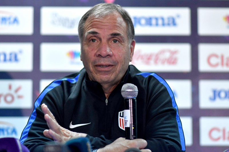 Mantan pelatih timnas Amerika Serikat, Bruce Arena mengundurkan diri dari New England Revolution, setelah MLS melakukan penyelidikan.