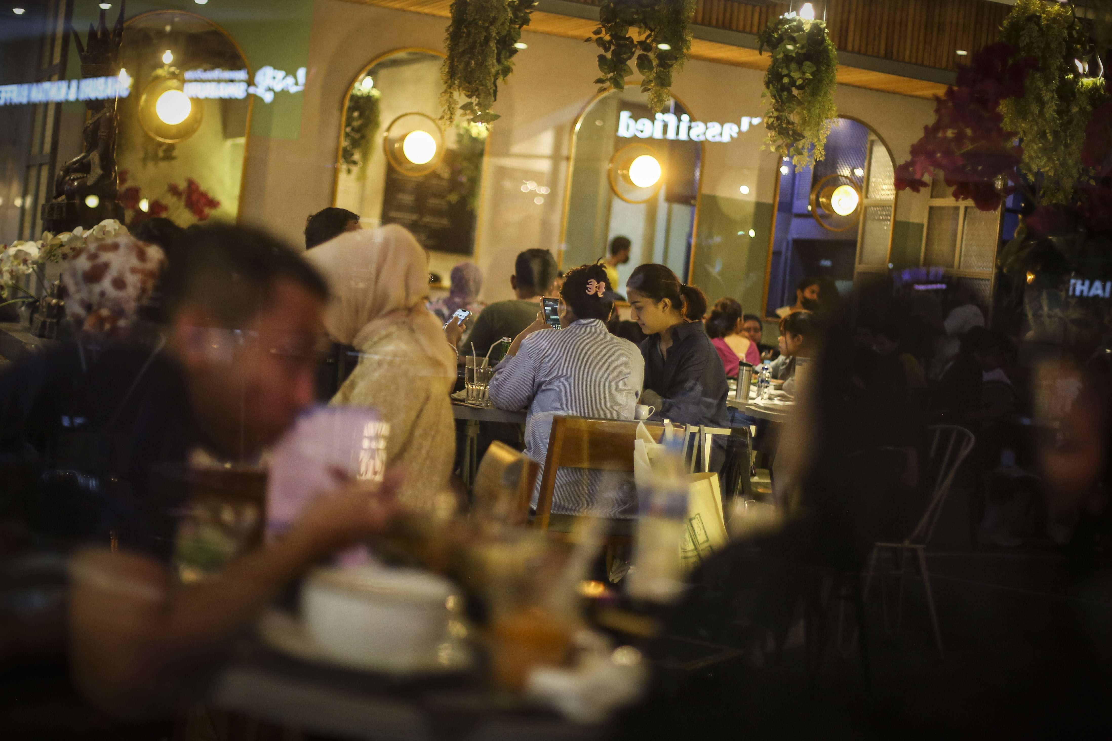 Pengunjung bersantap di lippo mal. Lippo menerapkan kebijakan daur ulang sampah di lingkungan properti yang dikelolanya.