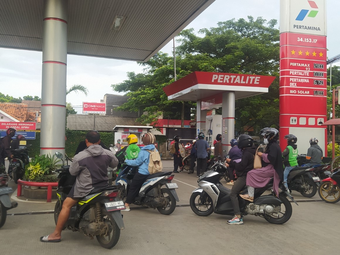 Konsumen antre mengisi BBM di SPBU wilayah Serpong, Tangerang Selatan, Senin (9/1/2023).