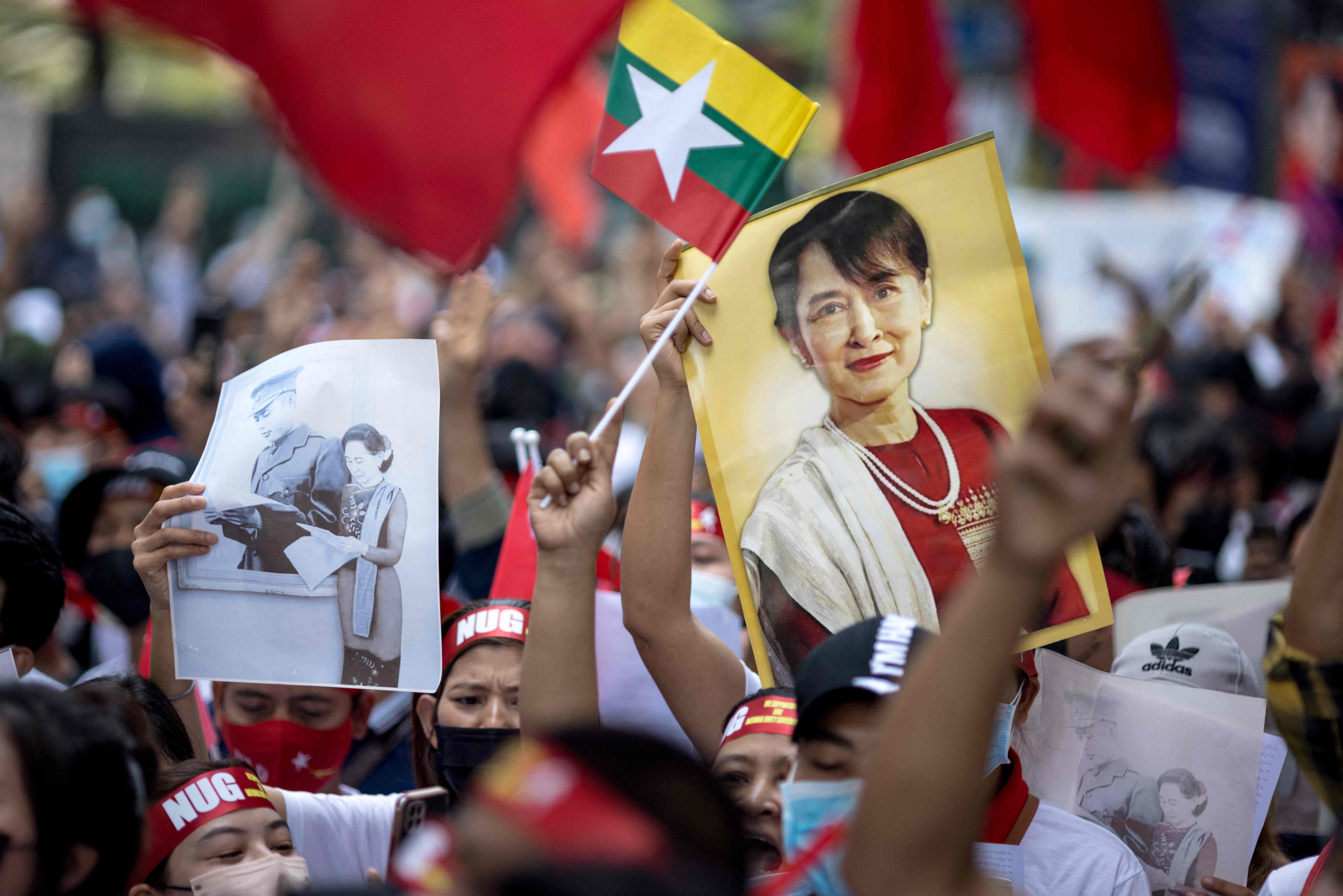 Para pengunjuk rasa mengangkat bendera Myanmar dan foto Aung San Suu Kyi. Myanmar tidak hadir di KTT ASEAN 2023 di Jakarta.