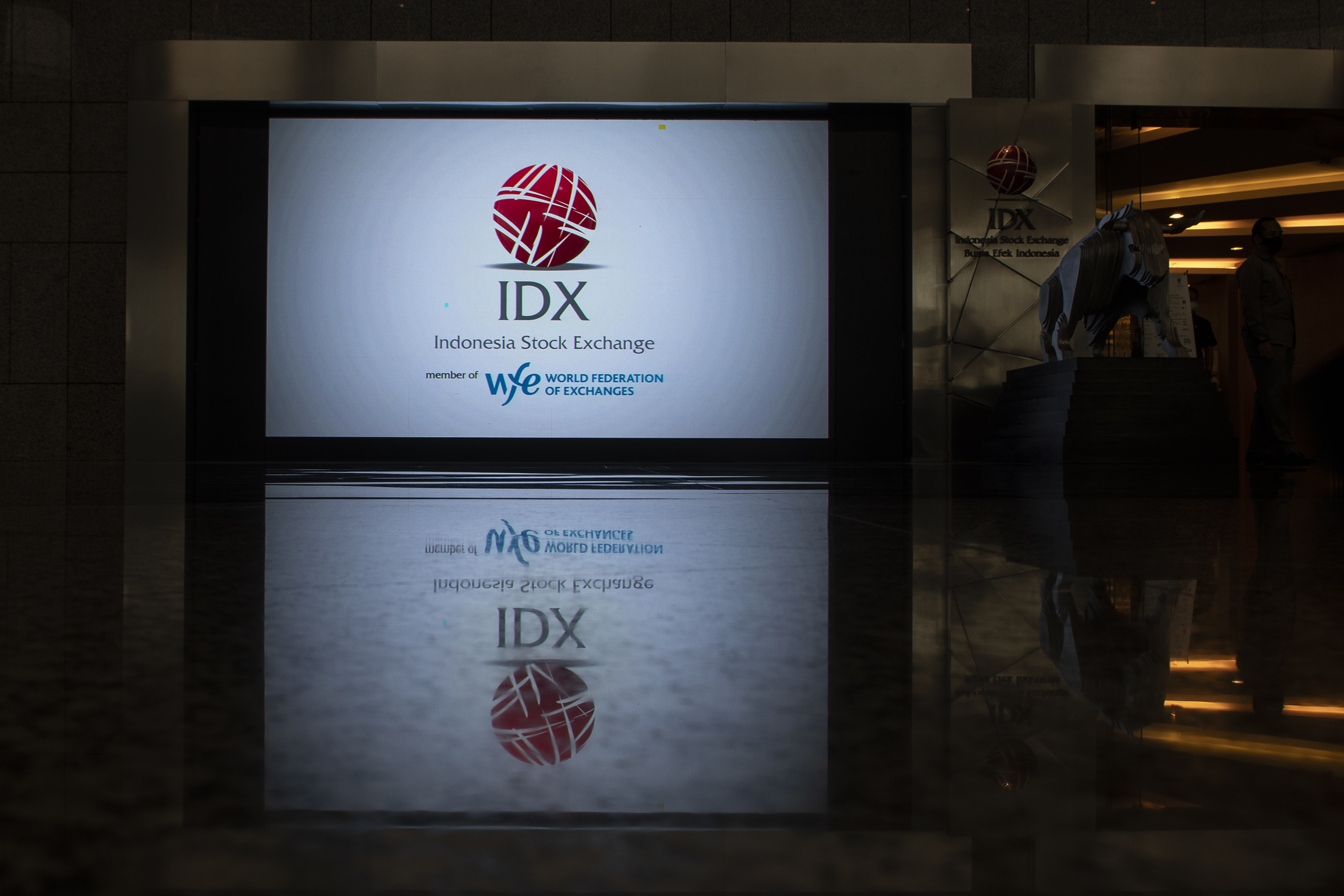 Layar yang menampilkan logo IDX pada hari ulang tahun ke-45 pada Rabu (10/8/2022).