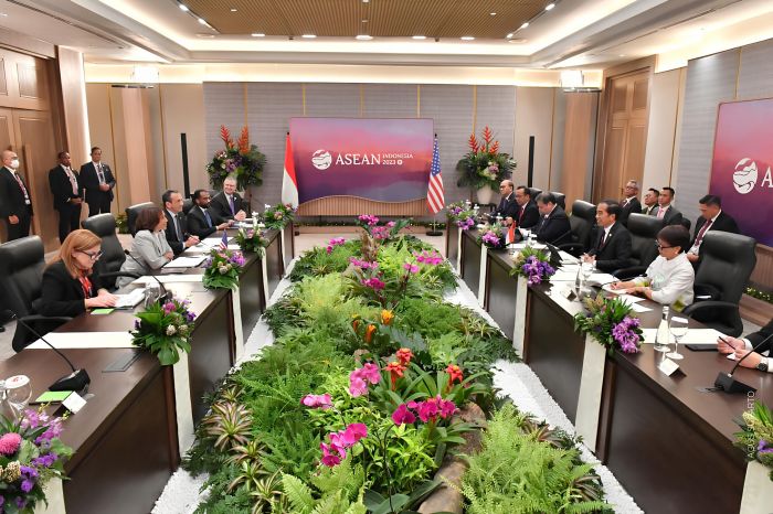 Presiden Joko Widodo dalam pertemuan dengan Wakil Presiden AS, Kamala Harris.