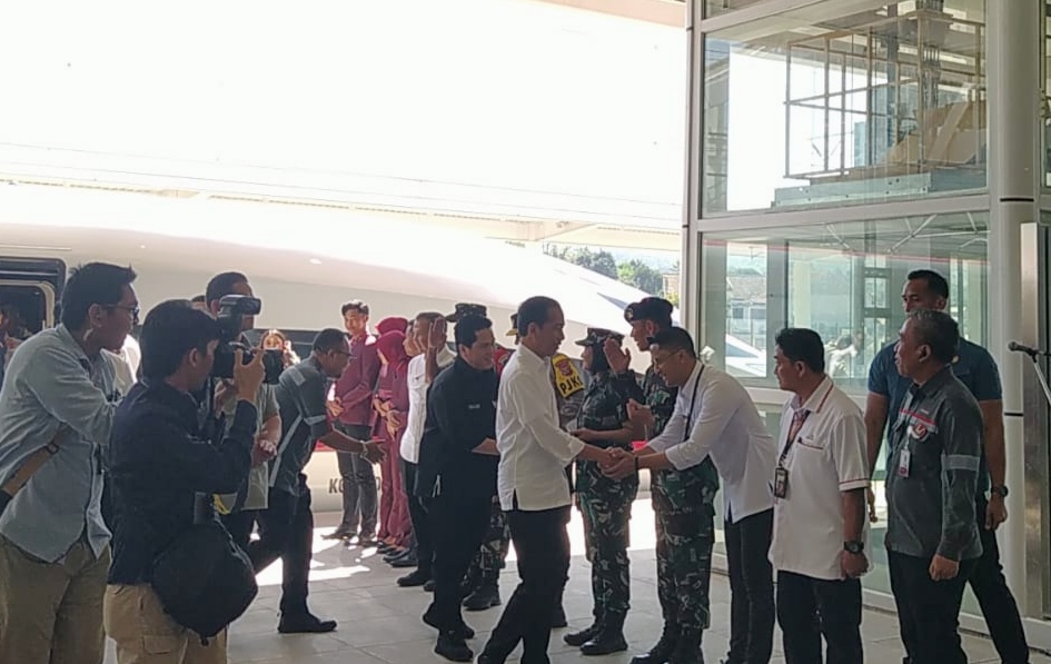 Presiden Jokowi saat transit di Stasiun Padalarang saat jajal Kereta Cepat Jakarta-Bandung.