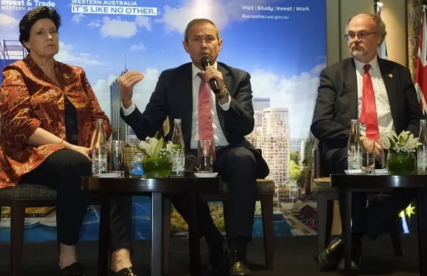 Premier Australia Barat Roger Cook (tengah)