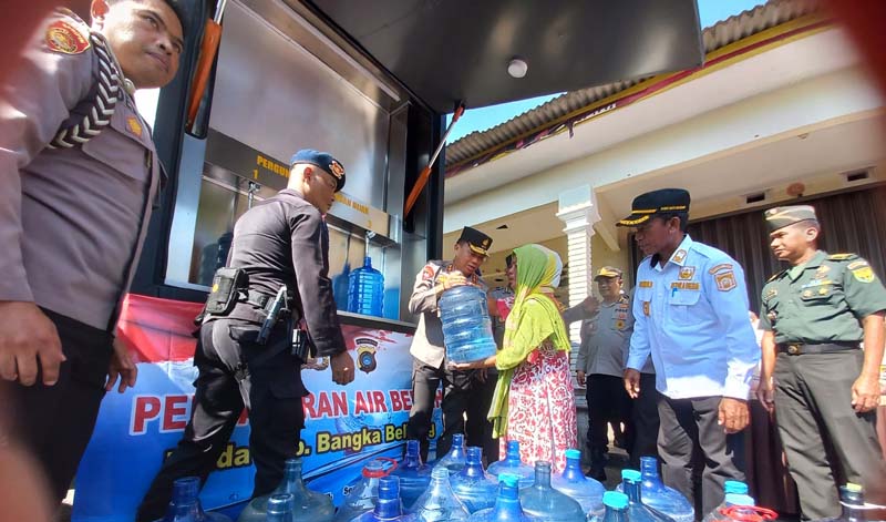Polda Bangka Belitung mendistribusikan air bersih ke Desa Batu Belubang yang mengalami kekeringan akibat musim kemarau.