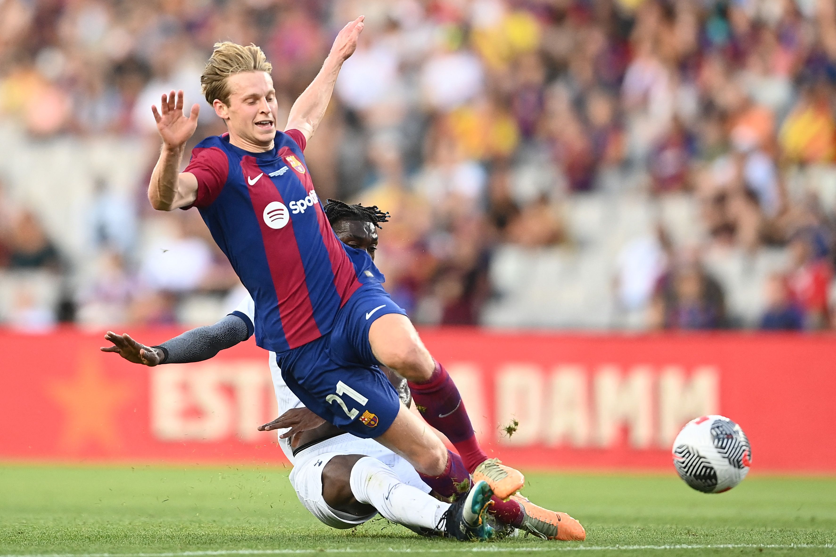 Pemain Barcelona Frenkie de Jong (kiri).