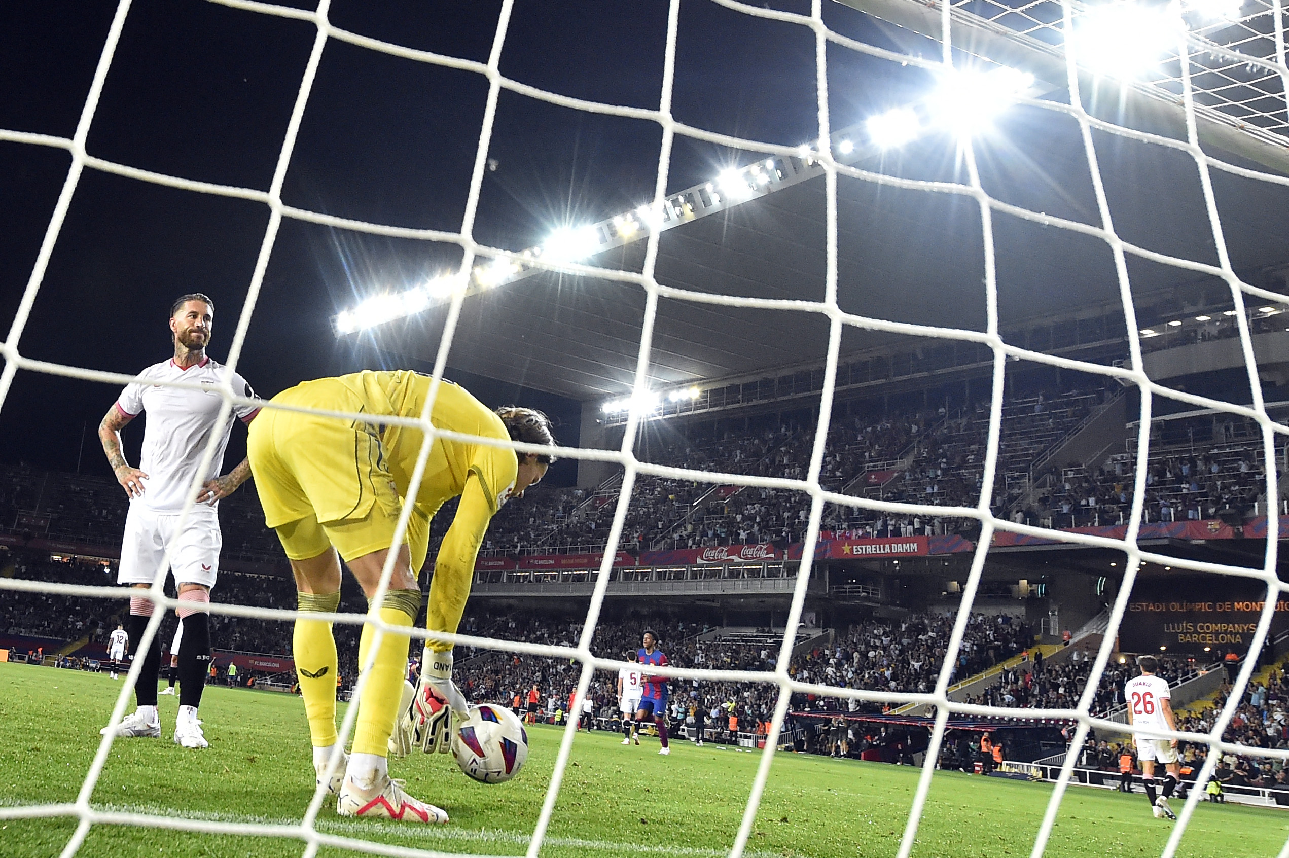 Bek Sevilla Sergio Ramos (kiri) bereaksi usai melakukan gol bunuh diri di laga La Liga melawan Barcelona.