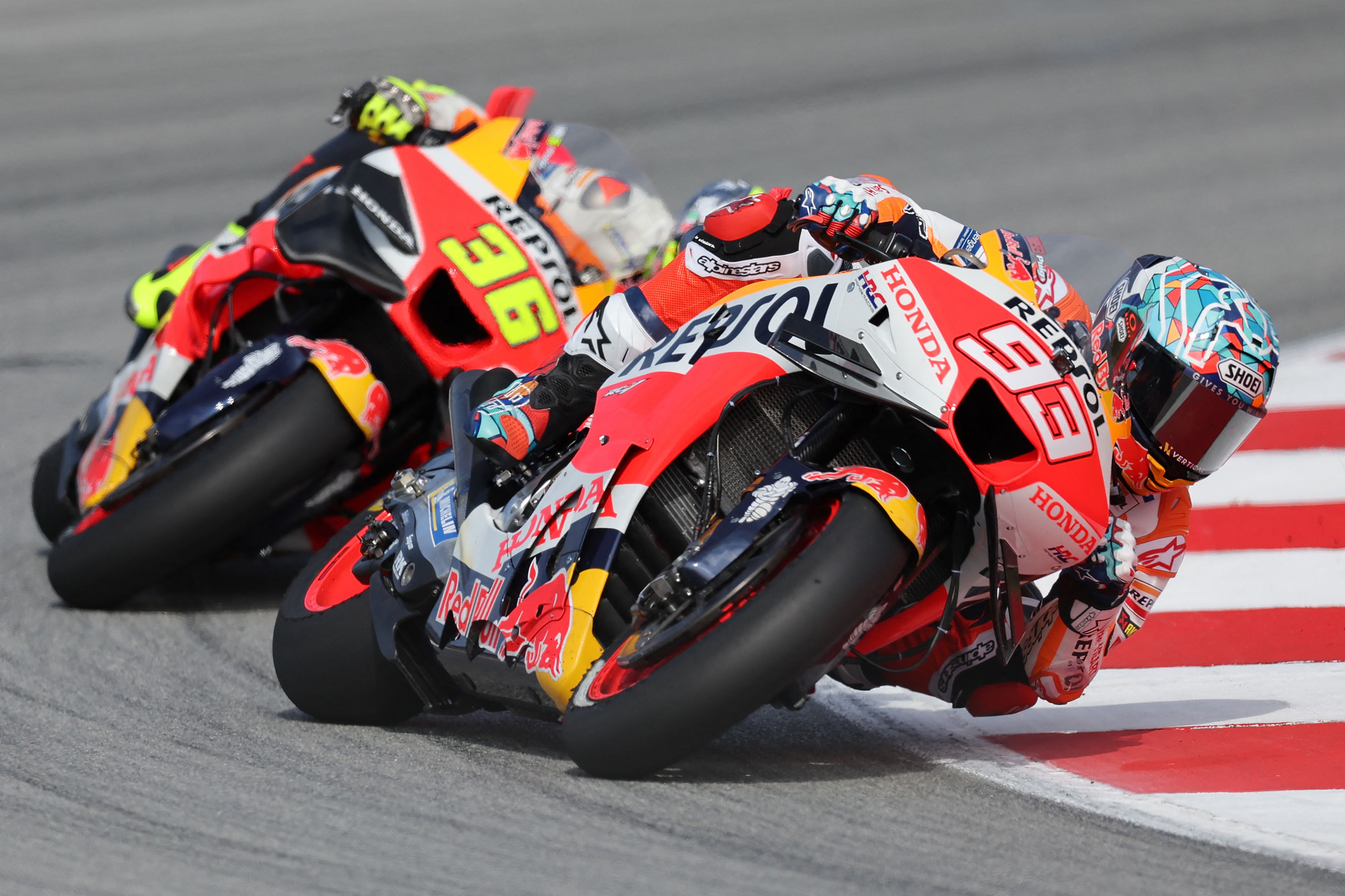 Pembalap Repsol honda Joan Mir (kiri) dan rekan setimnya Marc Marquez. 