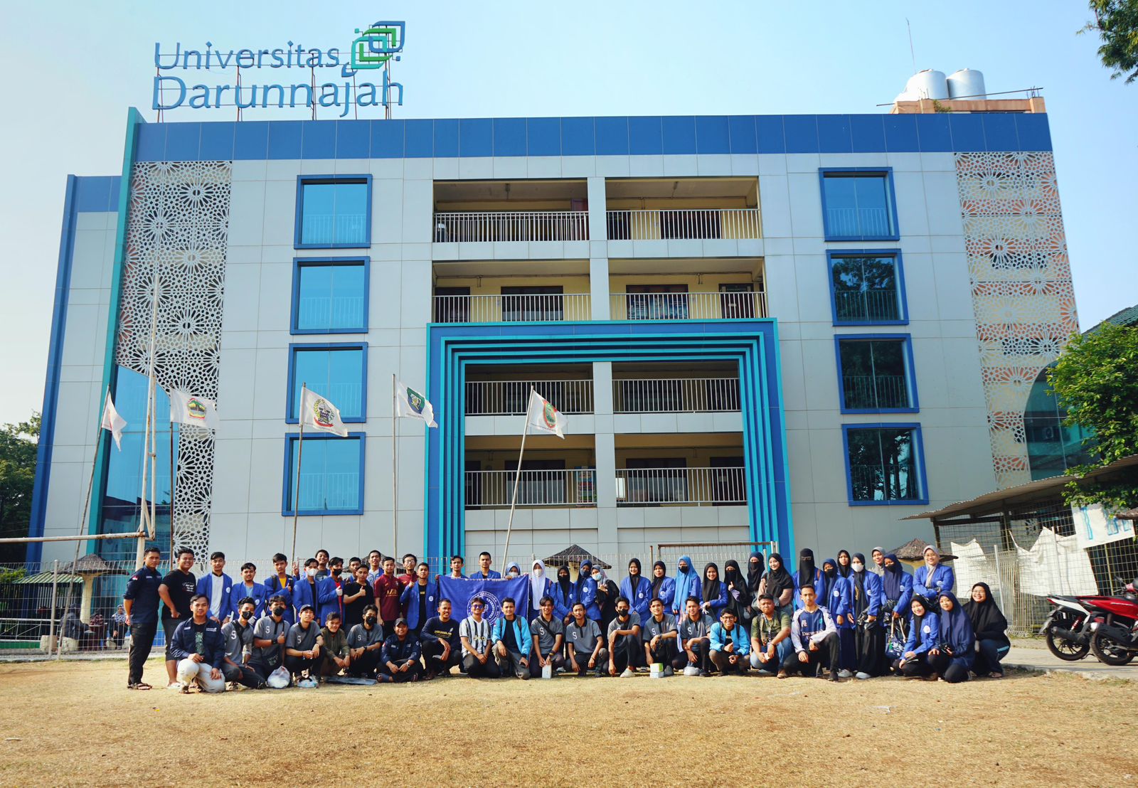 CleanSheet bersama Universitas Darunnajah menyelenggarakan program Geber Kamling (Gerakan Bersih-Bersih Kampung Keliling).