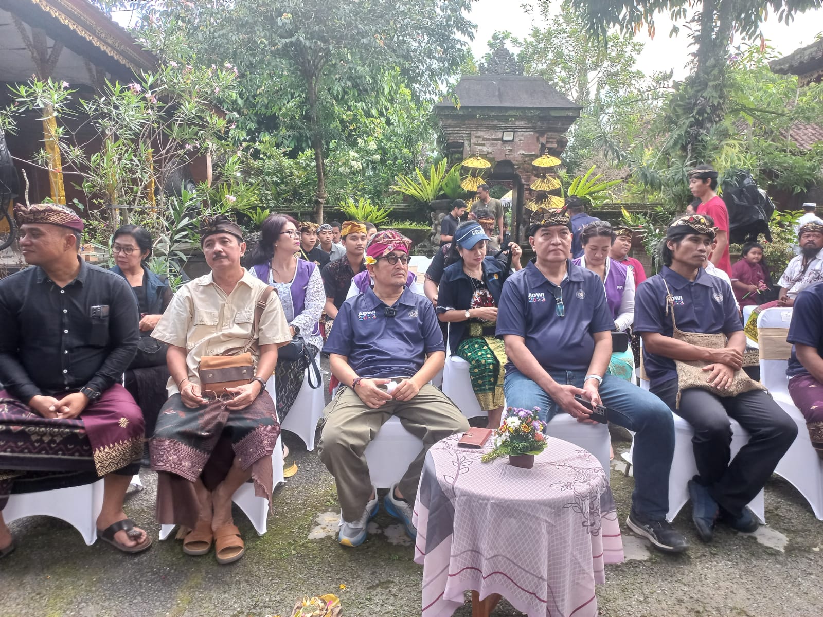 Direktur Tata Kelola Destinasi, Kemeparekraf, Indra Ni Tua (tengah) mengunjungi Desa Wisata Kenderan di Gianyar, Bali. 