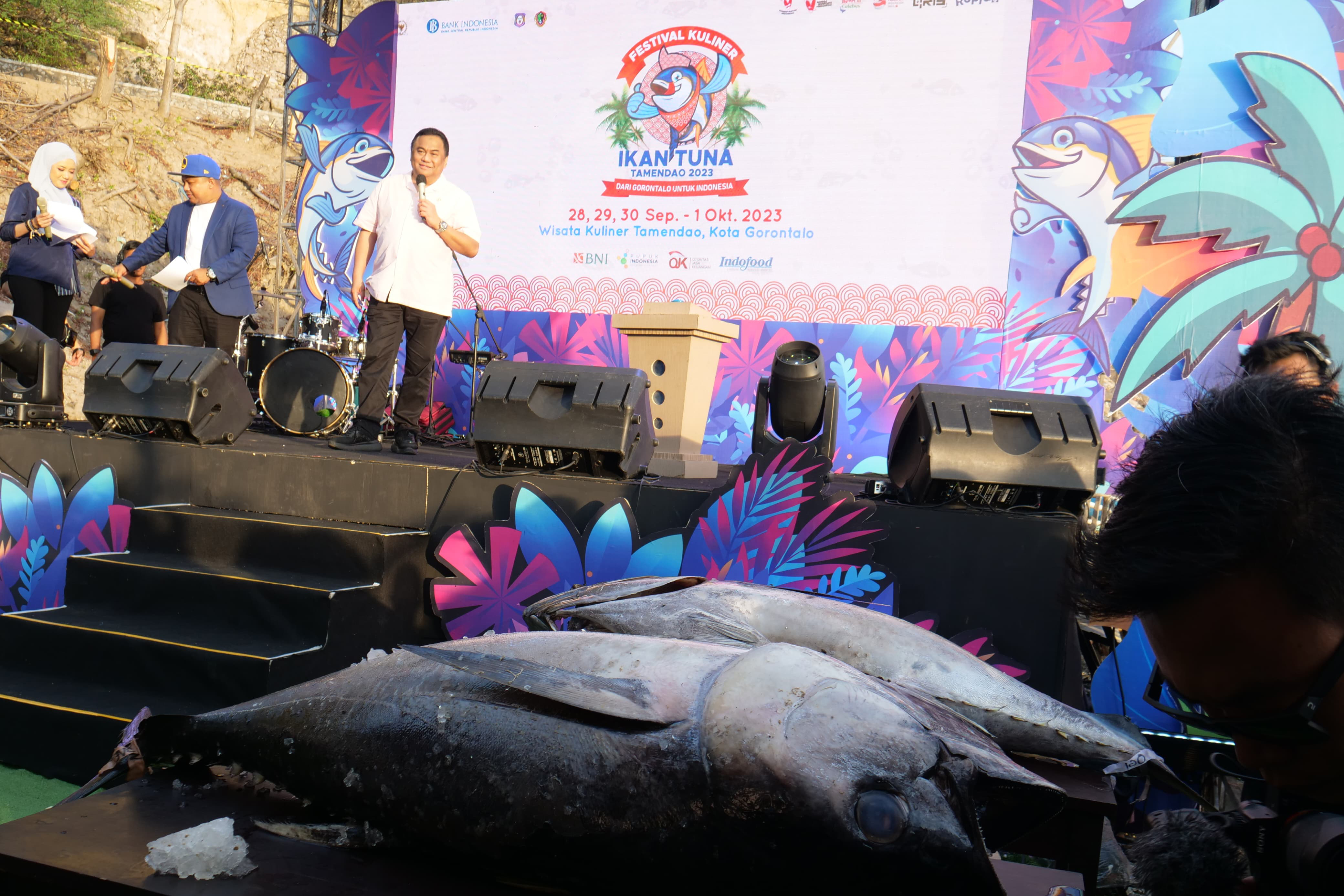 Wakil Ketua DPR RI Bidang Korinbang Rachmat Gobel membuka Festival Kuliner Ikan Tuna di Pantai Tamendao, Kota Gorontalo, Kamis (28/9). 