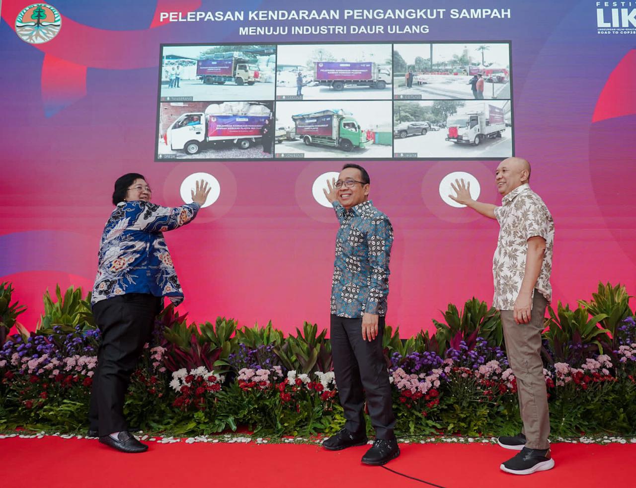 Menteri LHK Siti Nurbaya, Mensesneg Pratikno, dan Menkop UKM Teten Masduki membuka Festival LIKE di GBK, Senayan, Jakarta, Sabtu (16/9).
