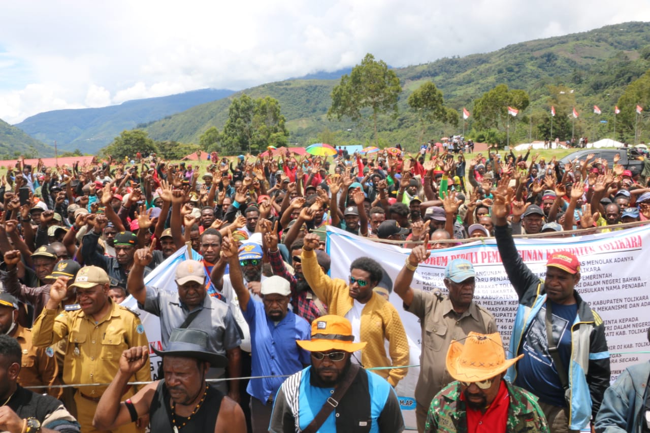 Ribuan warga Kabupaten Tolikara, Papua Pegunungan, beraksi damai memberikan dukungan untuk Pj Bupati Marthen Kogoya, Senin (25/9).