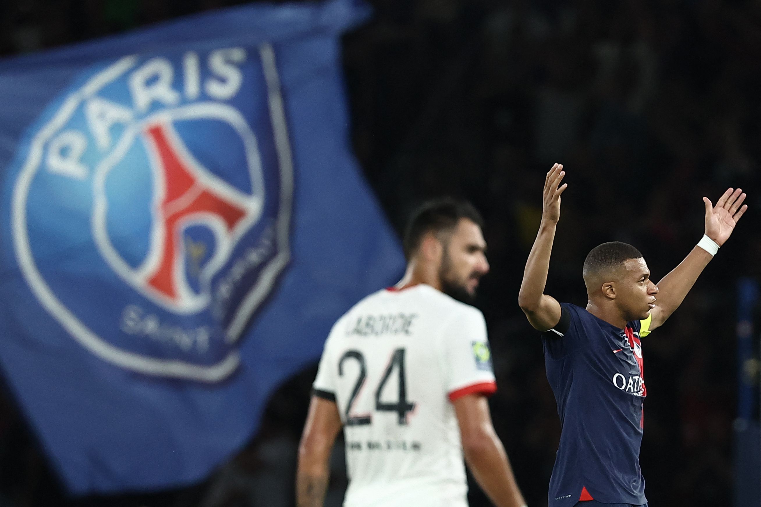 Striker Paris Saint-Germain Kylian Mbappe (kanan) merayakan gol yang dia cetak ke gawang Nice di laga lanjutan Liga 1 Prancis, Jumat (15/9).
