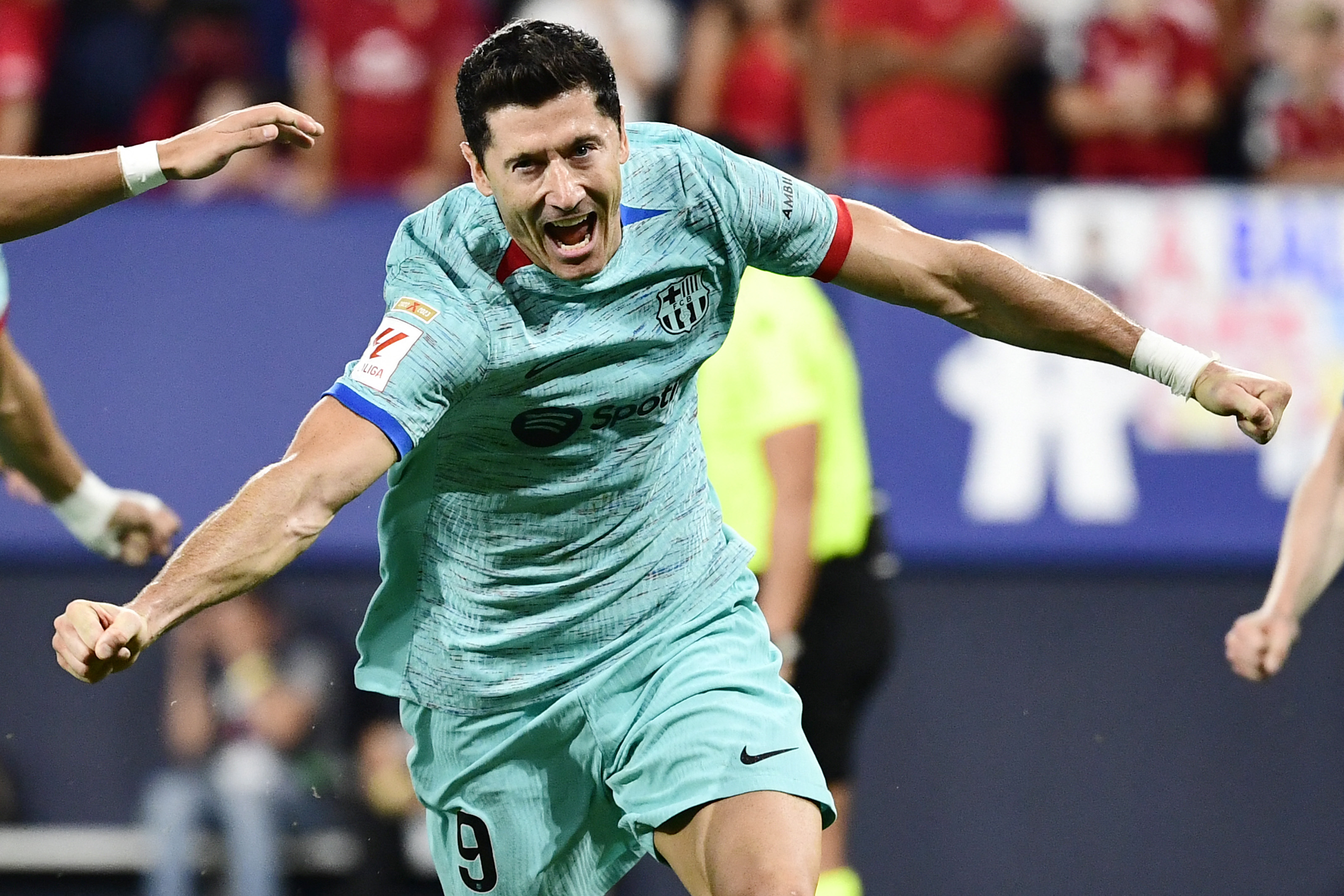 Penyerang Barcelona Robert Lewandowski melakukan selebrasi usai mencetak gol ke gawang Osasuna di laga La Liga.