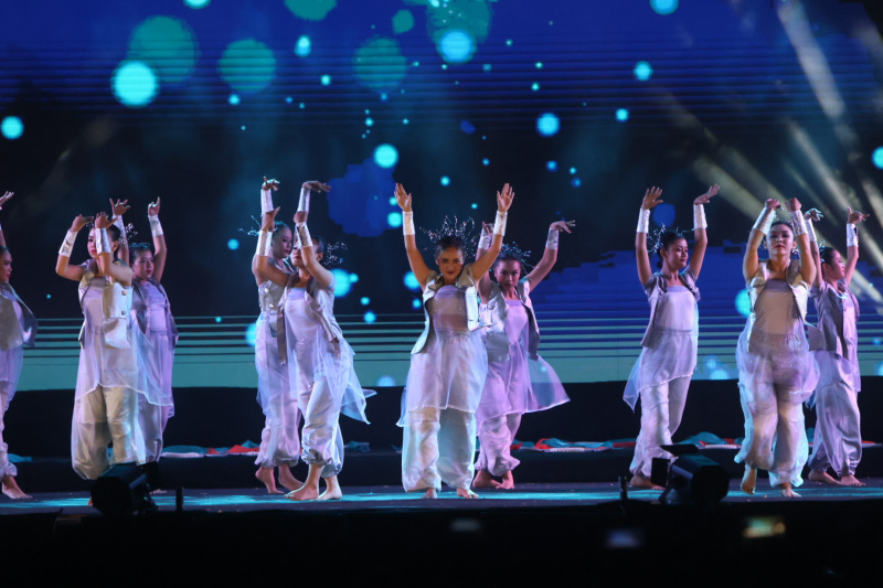 tarian kontemporer berjudul Symponi Selaras. 