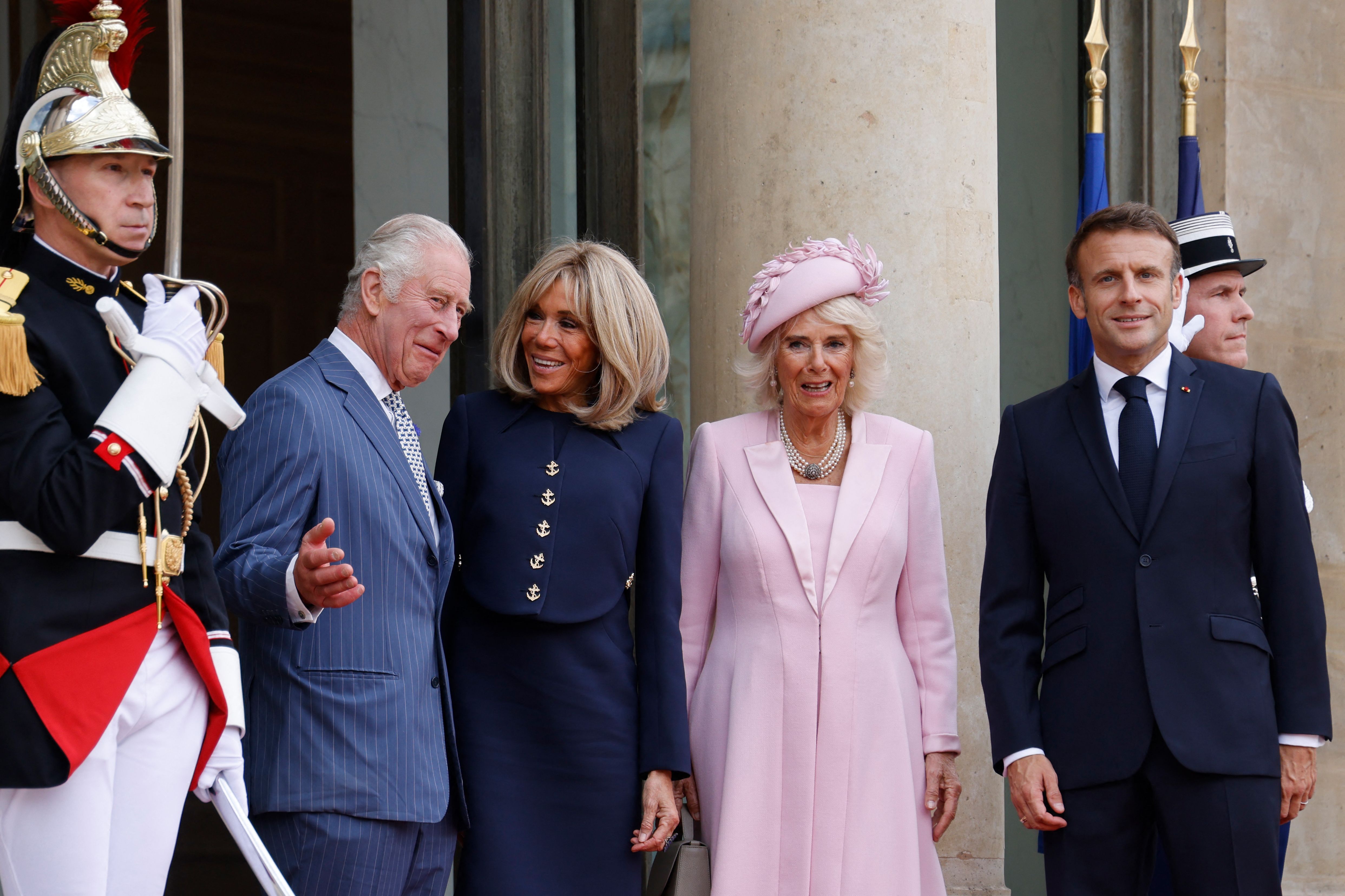 (Kiri-kanan) Raja Charles III, istri Presiden Prancis Brigitte Macron, Ratu Camilla, dan Presiden Prancis Emmanuel Macron di Elysee Palace.