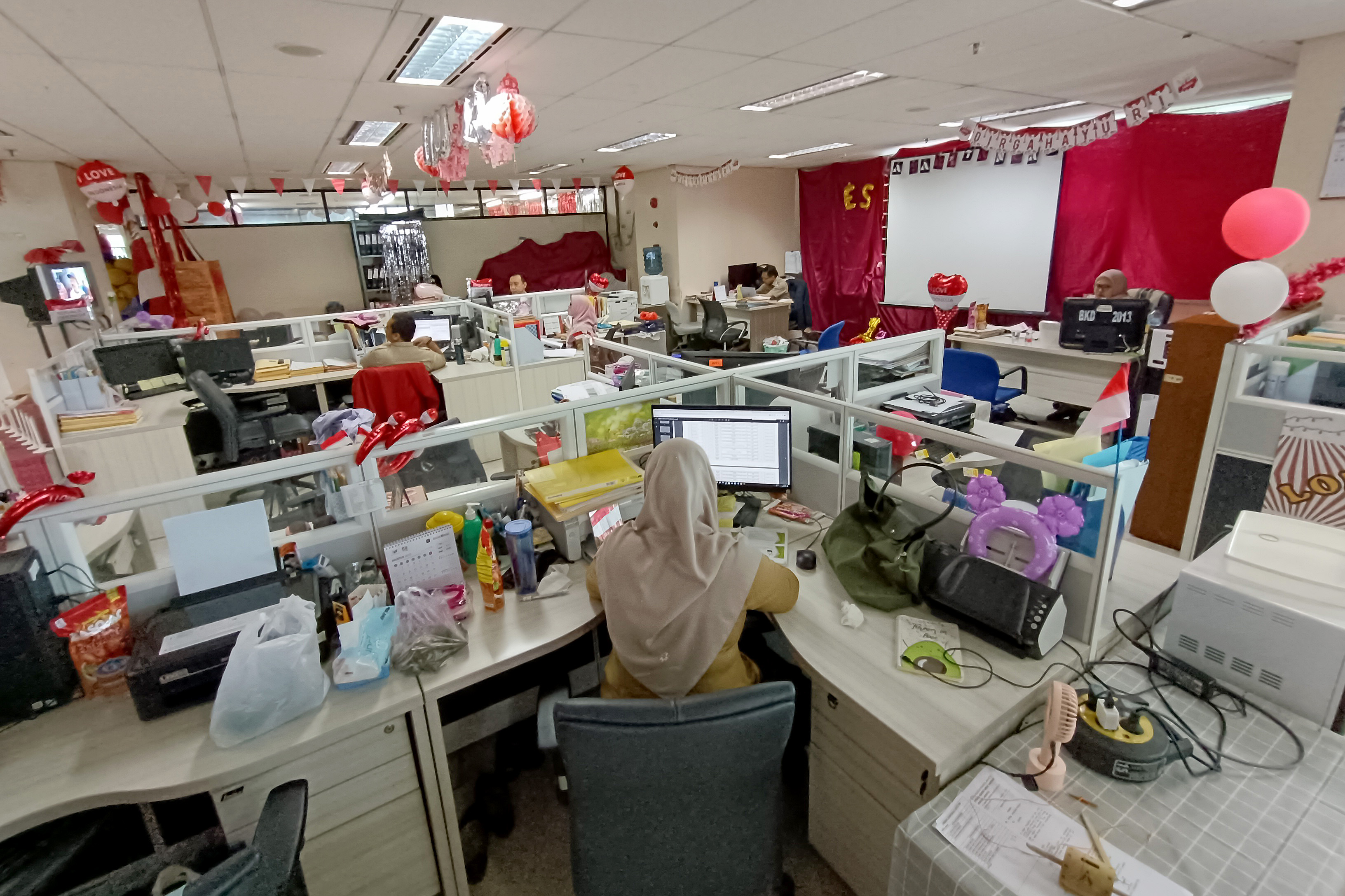 Karyawan Badan Kepegawaian Daerah (PNS-BKD) Pemprov DKI beraktivitas pada hari pertama masuk kerja kebijakan WFH