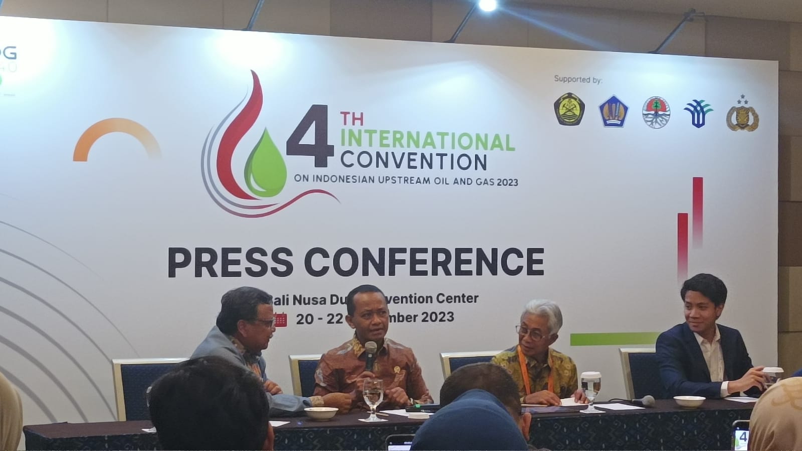 Menteri Investasi Bahlil Lahadalia dan Kepala SKK Migas Dwi Sutjipto dan Wakil Kepala SKK Migas Nanang Abdul Manaf.