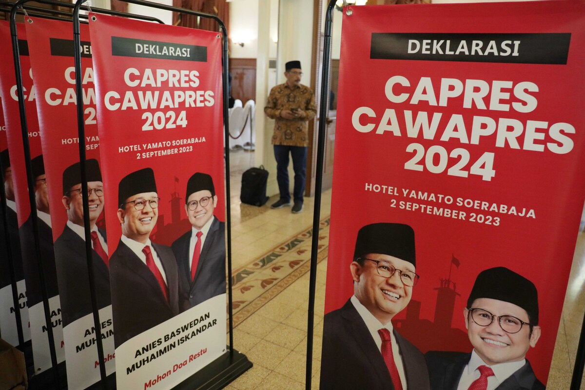 Petugas mempersiapkan atribut jelang Deklarasi calon presiden Anies Baswedan dan cawapresnya Muhaimin Iskandar.