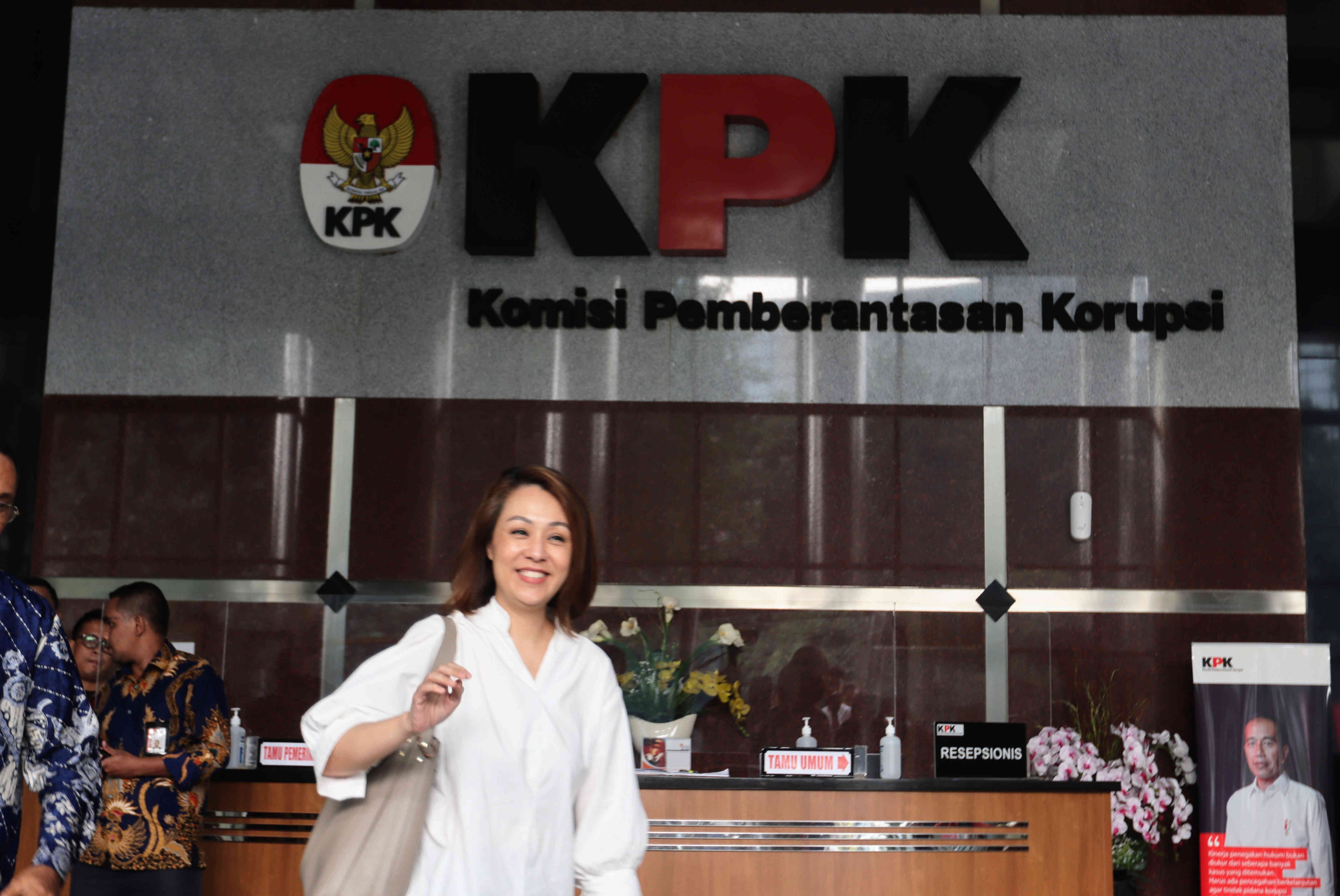 Istri Mantan DIrut Taspen, RIna Lauwy Kosasih menjalani pemeriksaan di KPK
