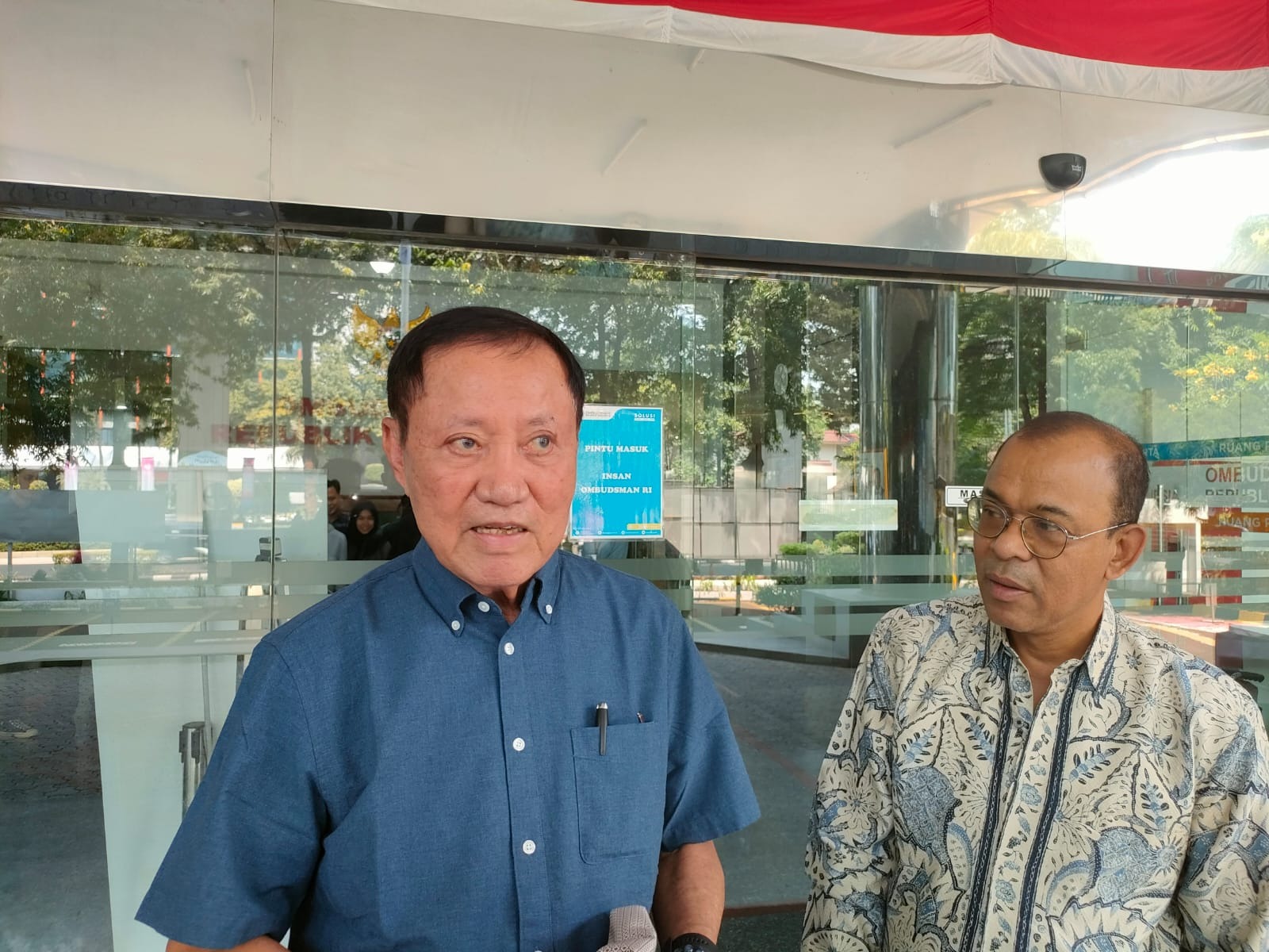 Pengacara PT Indobuildco Amir Syamsudin memberikan keterangan pers di Ombudsman