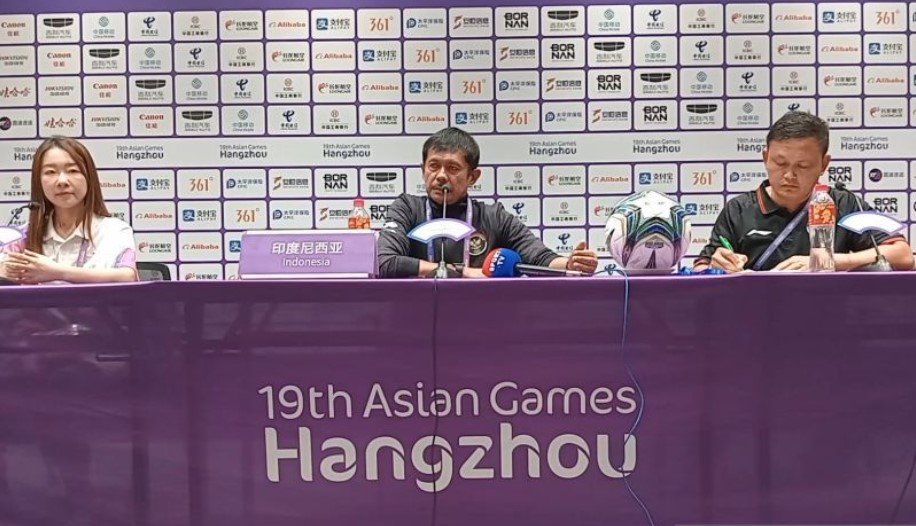 Pelatih timnas Indonesia Indra Sjafri (tengah) di konferensi pers usai laga 16 besar Asian Games melawan Uzbekistan.