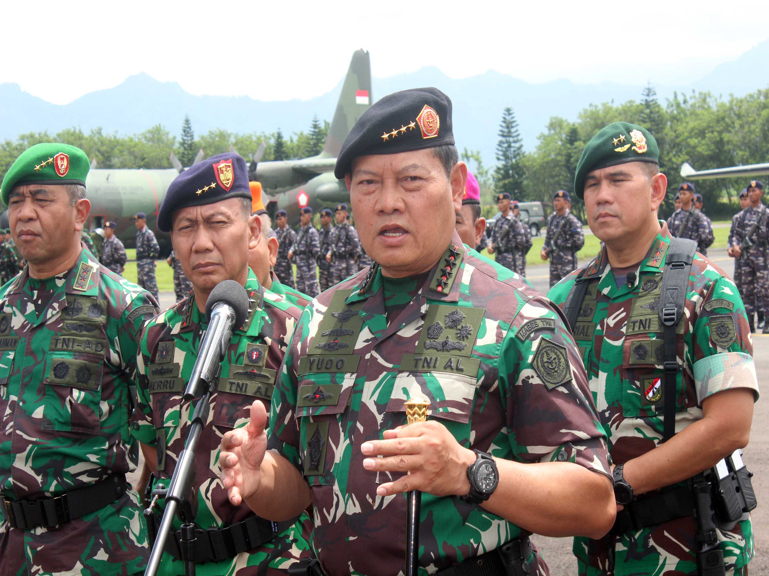 Panglima TNI Yudo Margono (tengah).