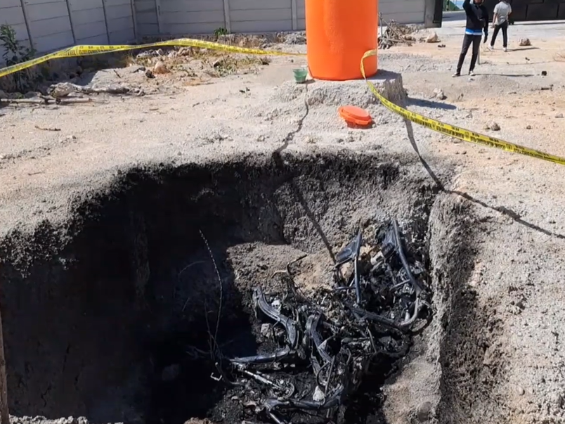 Sepeda motor yang dibakar massa.