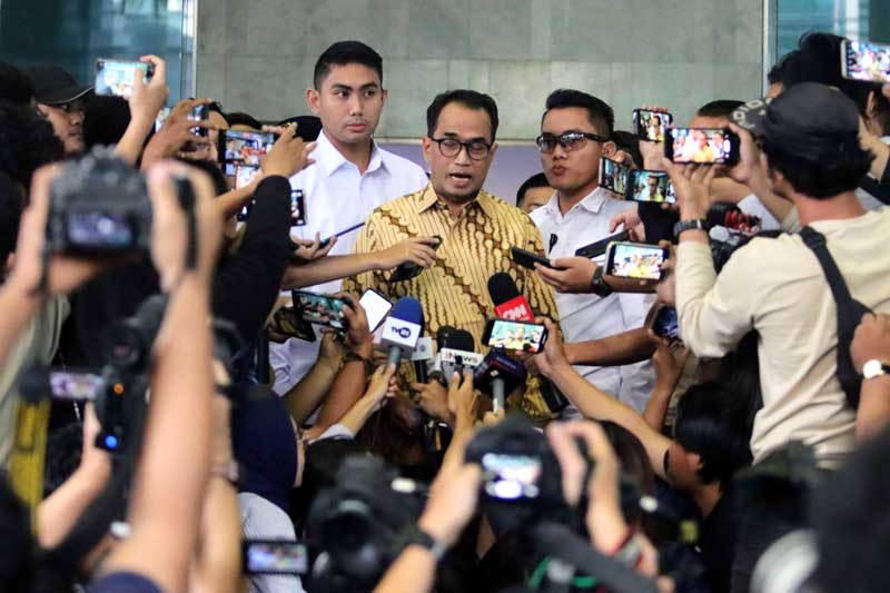 KPK membuka peluang menghadirkan Menhub dalam sidang suap pengadaan dan pemeliharaan jalur kereta.