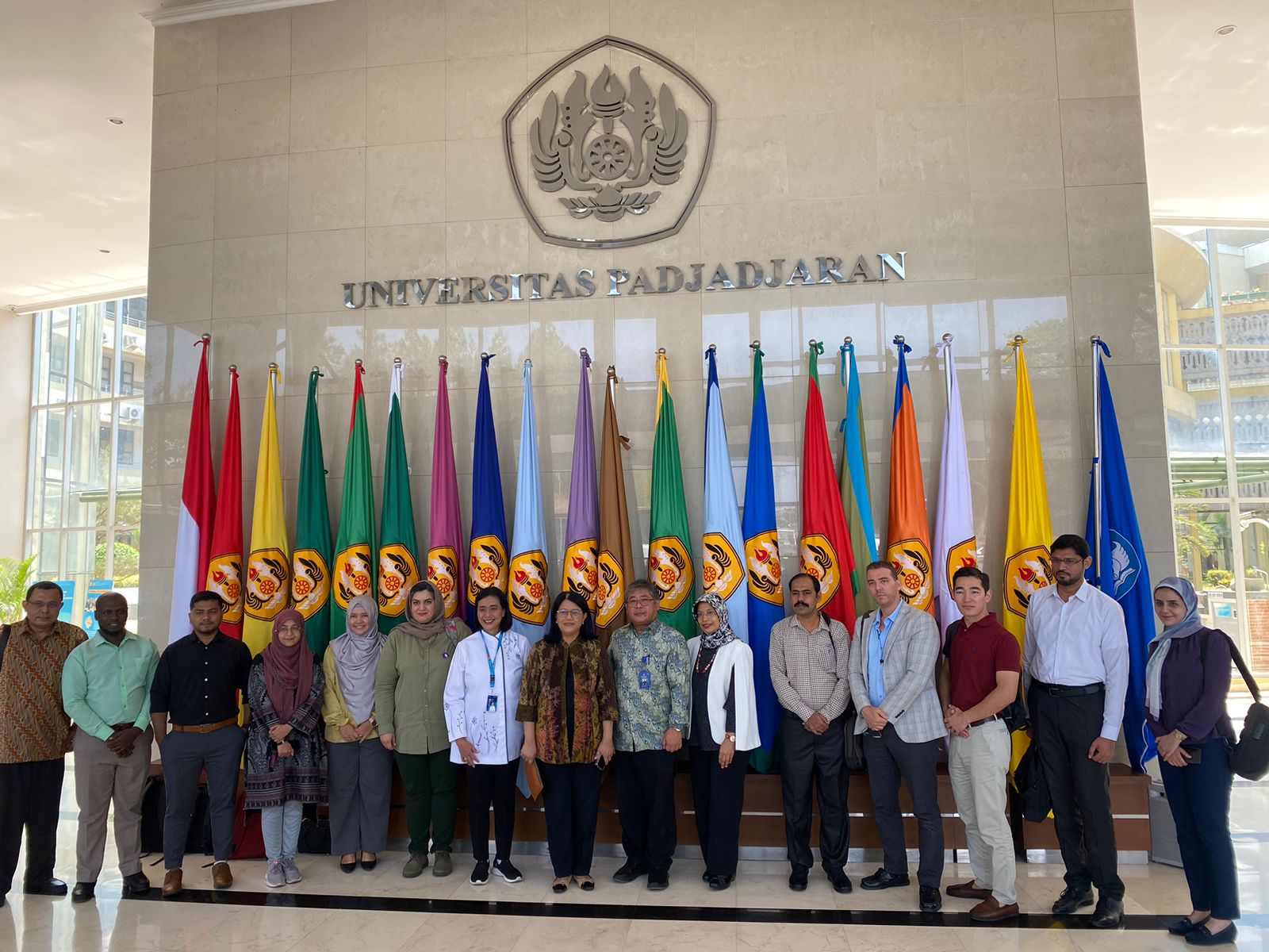 Para peneliti dari organisasi negara-negara Islam di Universitas Padjajaran, Bandung