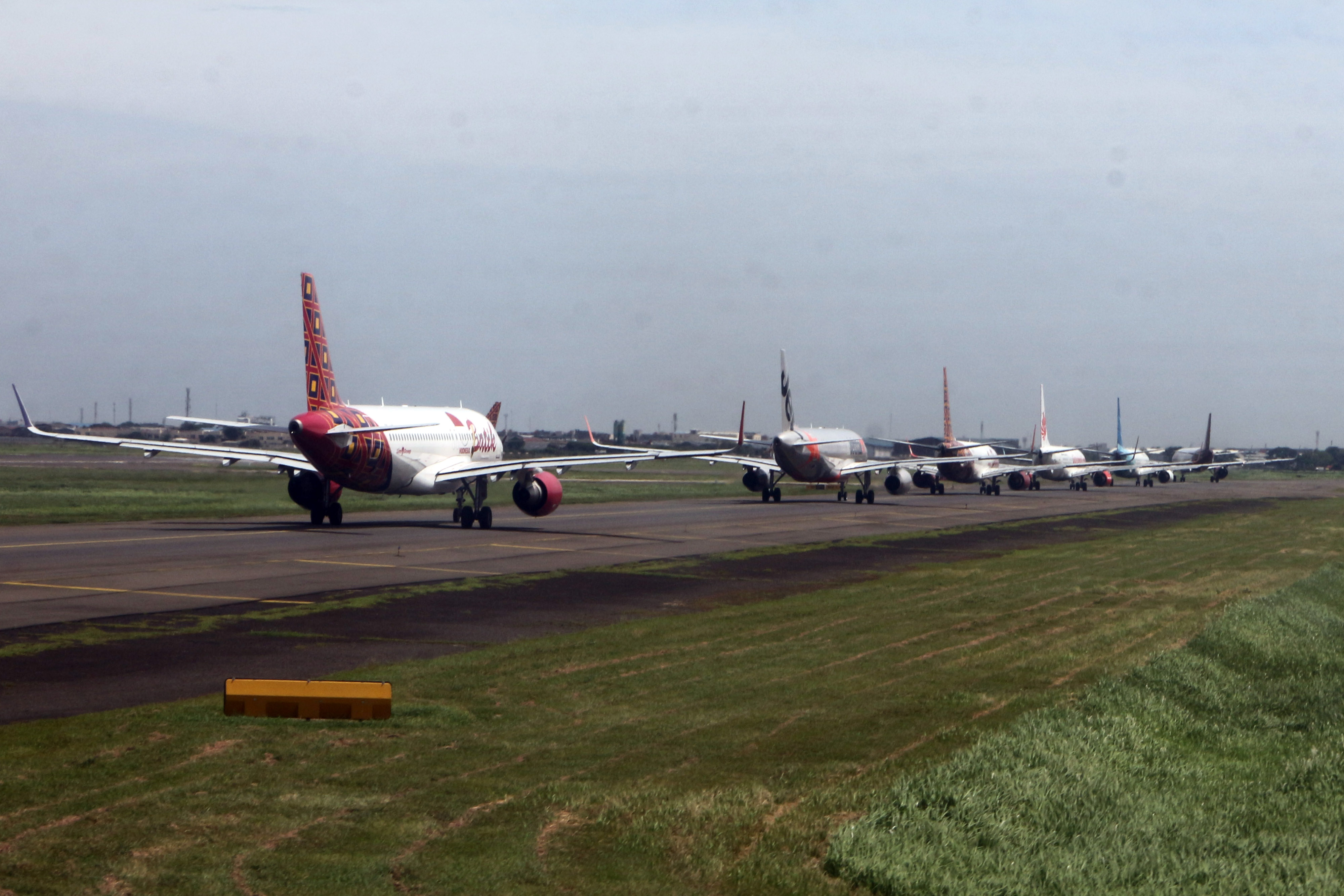 Sejumlah pesawat bersiap tinggal landas di Bandara Soekarno Hatta, Tangerang, Banten, Selasa (13/12/2022).