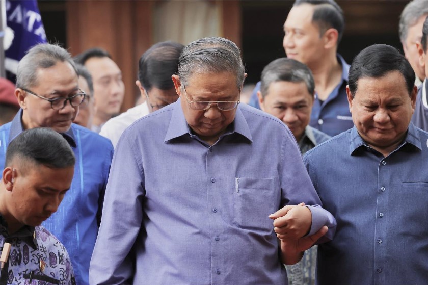 Bacapres dari KIM Prabowo Subianto (kanan) dengan Ketua Majelis Tinggi Partai Demokrat Susilo Bambang Yudhoyono (SBY) (tengah).