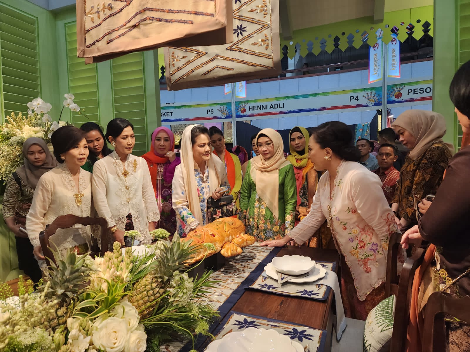 Ibu negara Iriana Jokowi saat mengujungi Rumah Pertiwi di Pameran Kriyanusa 2023 yang digelar di Jakarta Convention Center, Rabu (13/9)
