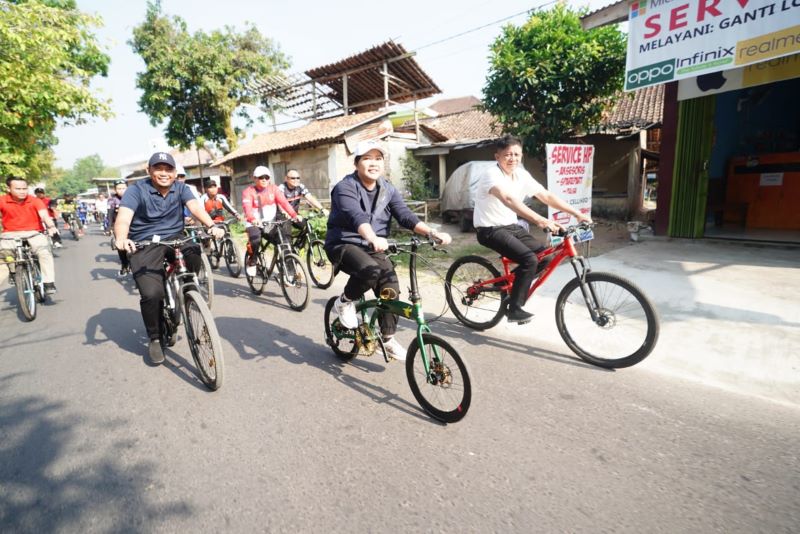 Bupati OKU Timur Lanosin Hamzah bersepeda bersama masyarakat.