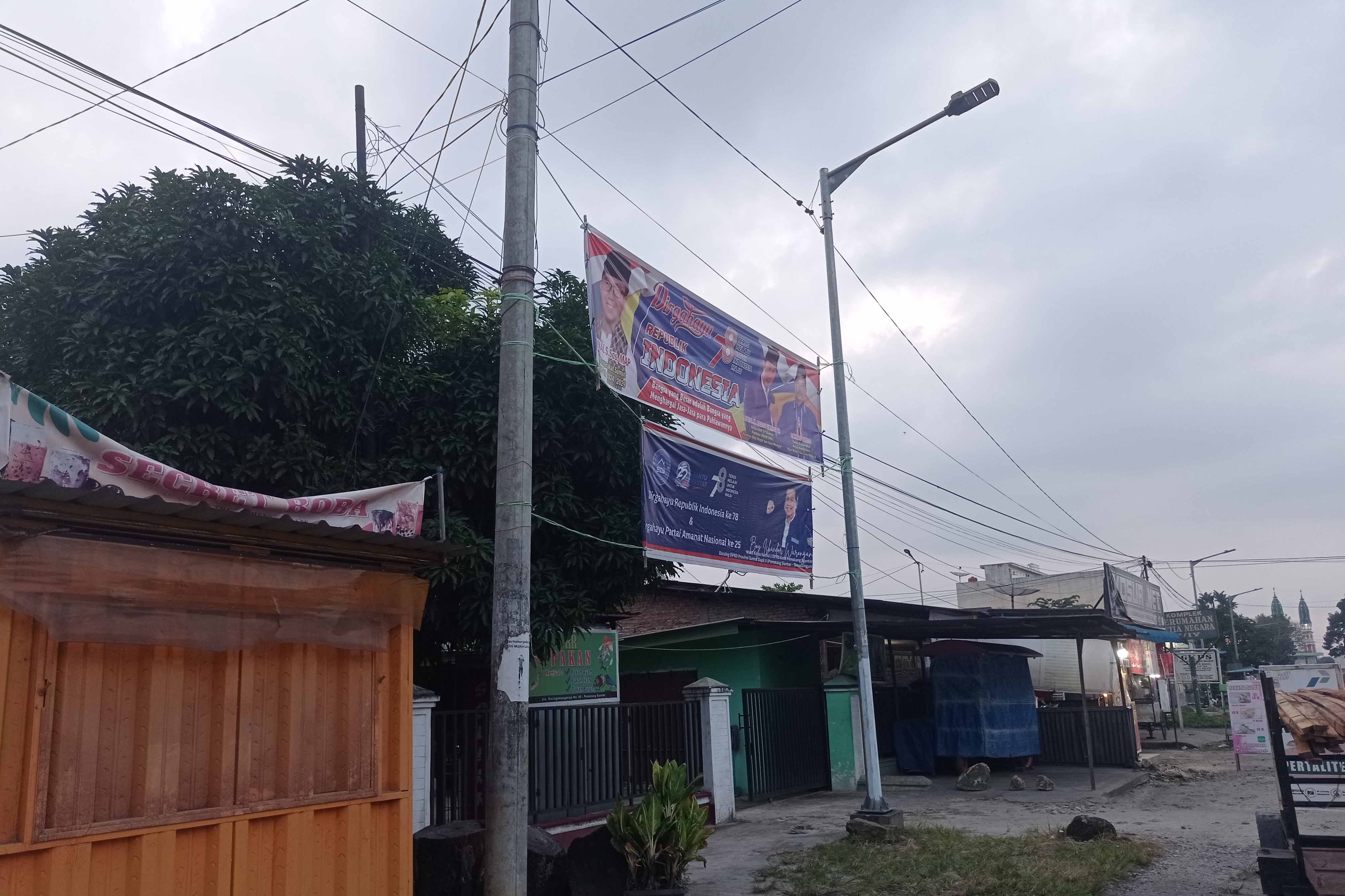 Alat peraga kampanye bertebaran di sejumlah titik di Pematang Siantar, Sumatra Utara.