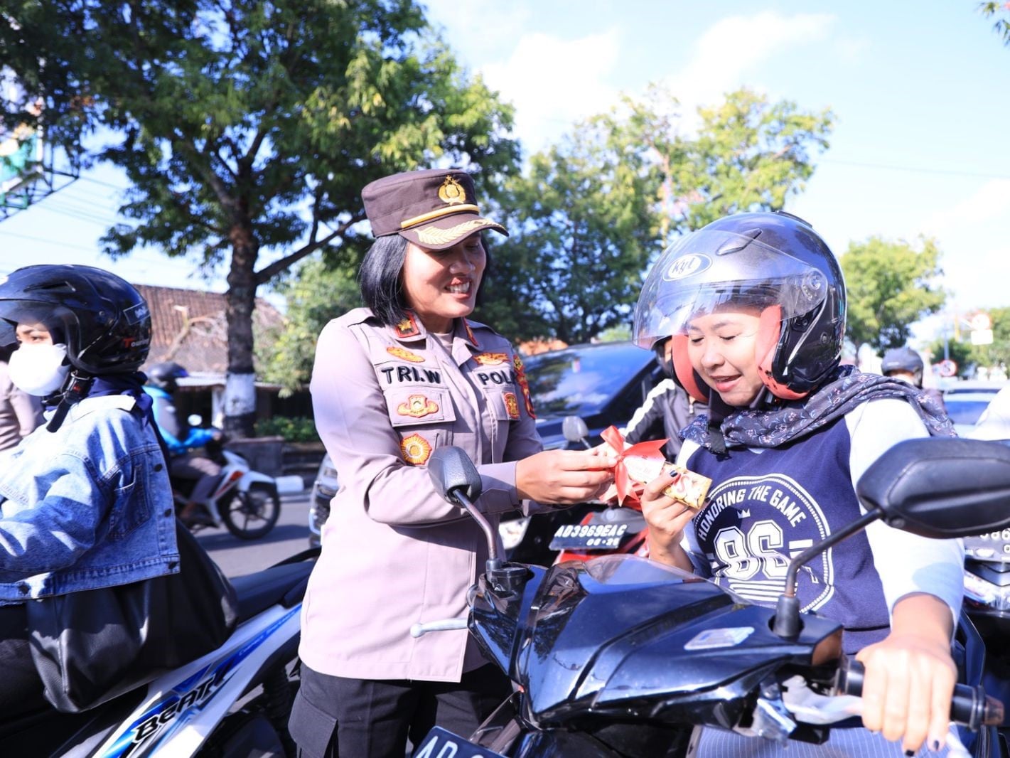 Wakapolres Komisaris Tri Wakhyuni memberikan cokelat kepada pengguna.