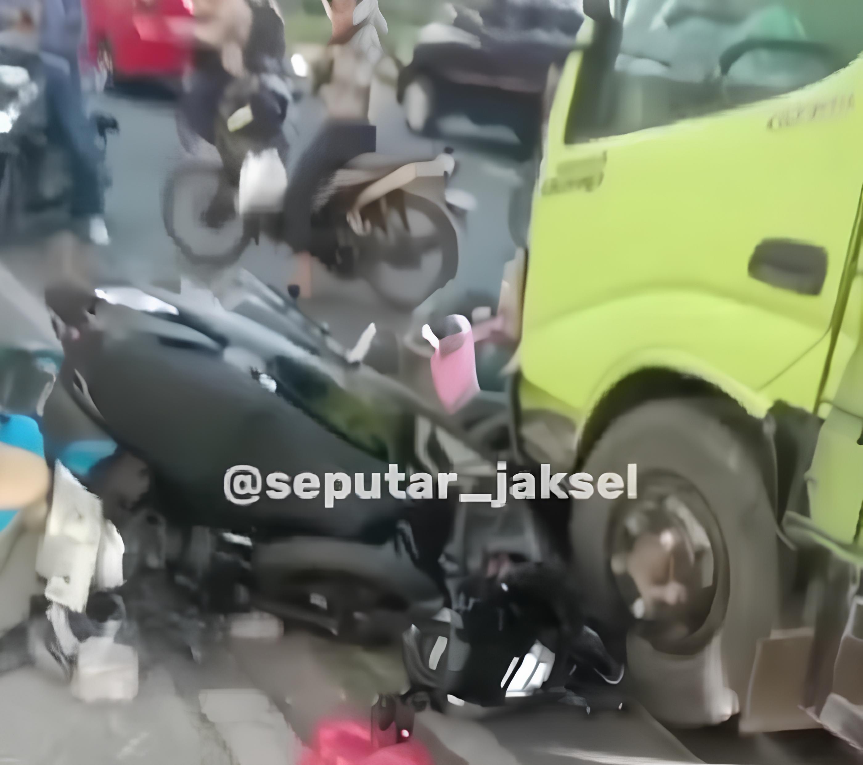 Kecelakaan truk dengan tujuh motor yang melawan arah di Lenteng Agung.
