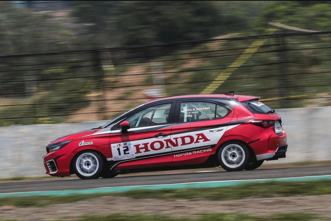 Avila Bahar saat memacu mobil balapnya di ajang ISSOM 