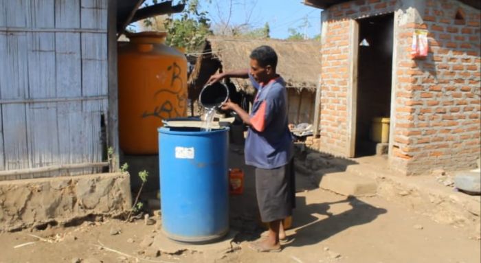 Ilustrasi: warga Desa Beutaran menampung air saat kekeringan.